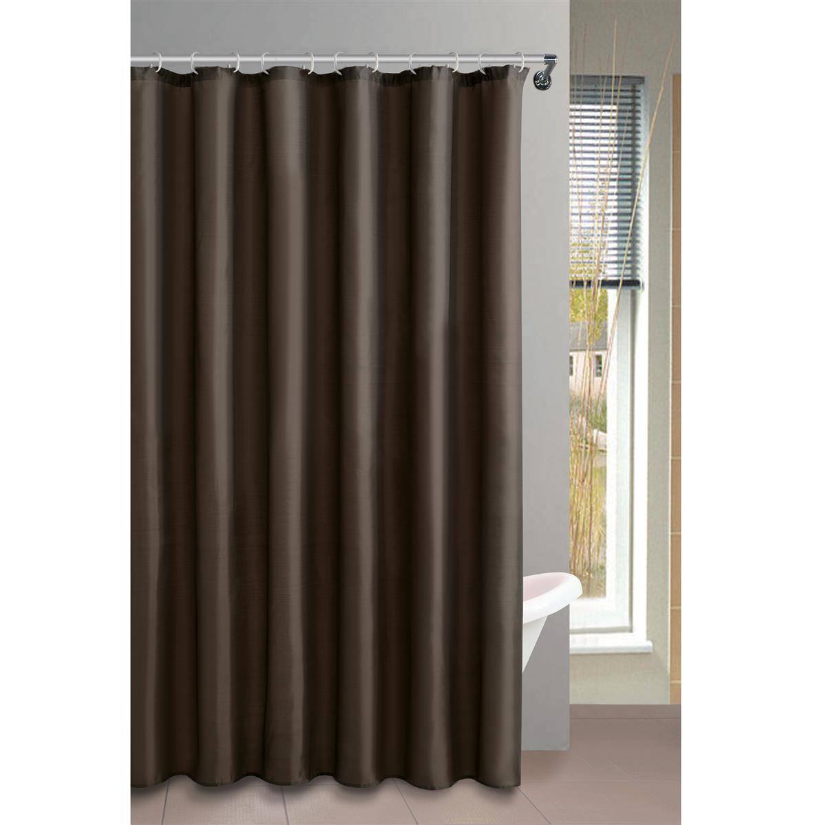 Dunkelbraun gemusterter Duschvorhang auf einer Metallstange in einem Badezimmer, der eine Badewanne und ein Fenster teilweise verdeckt.