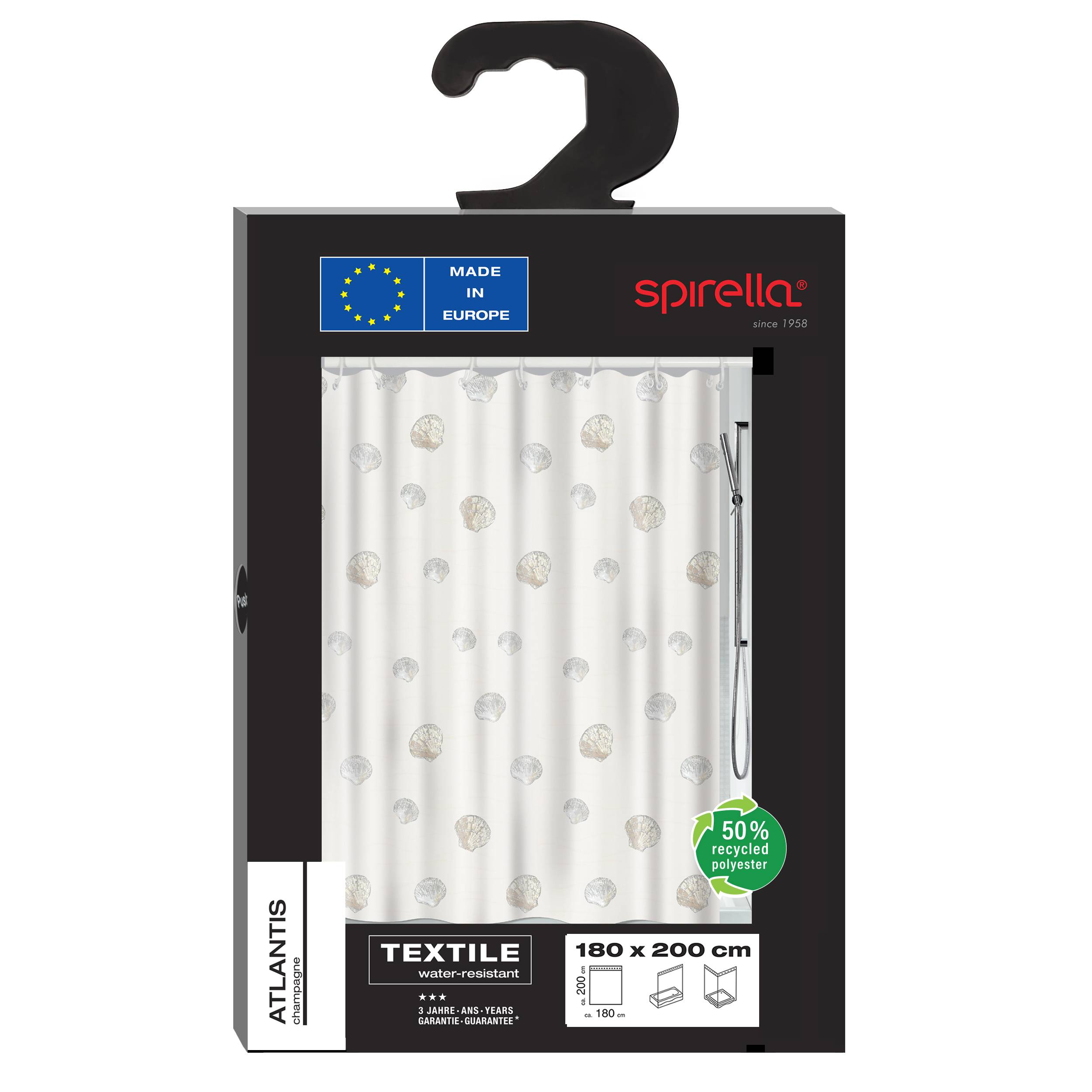 Verpackung für einen weißen Duschvorhang mit subtlem Kreismuster, mit der Bezeichnung „Spirella" und „Made in Europe"", Größe 180 x 200 cm, 50% recyceltes Polyester.
