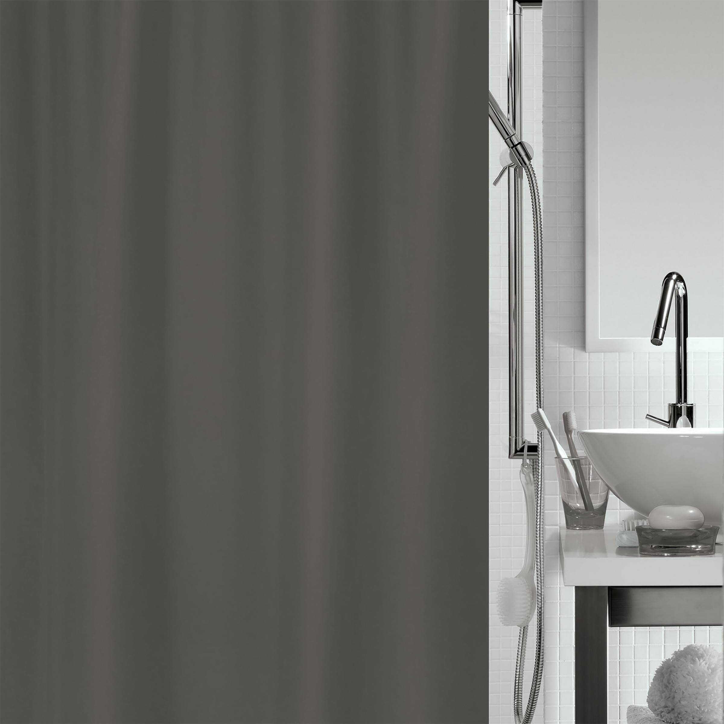 Modernes Badezimmer, teilweise verborgen hinter einem grauen Duschvorhang, mit weißem Waschbecken, verchromtem Wasserhahn und sichtbarer gekachelter Dusche auf der rechten Seite.