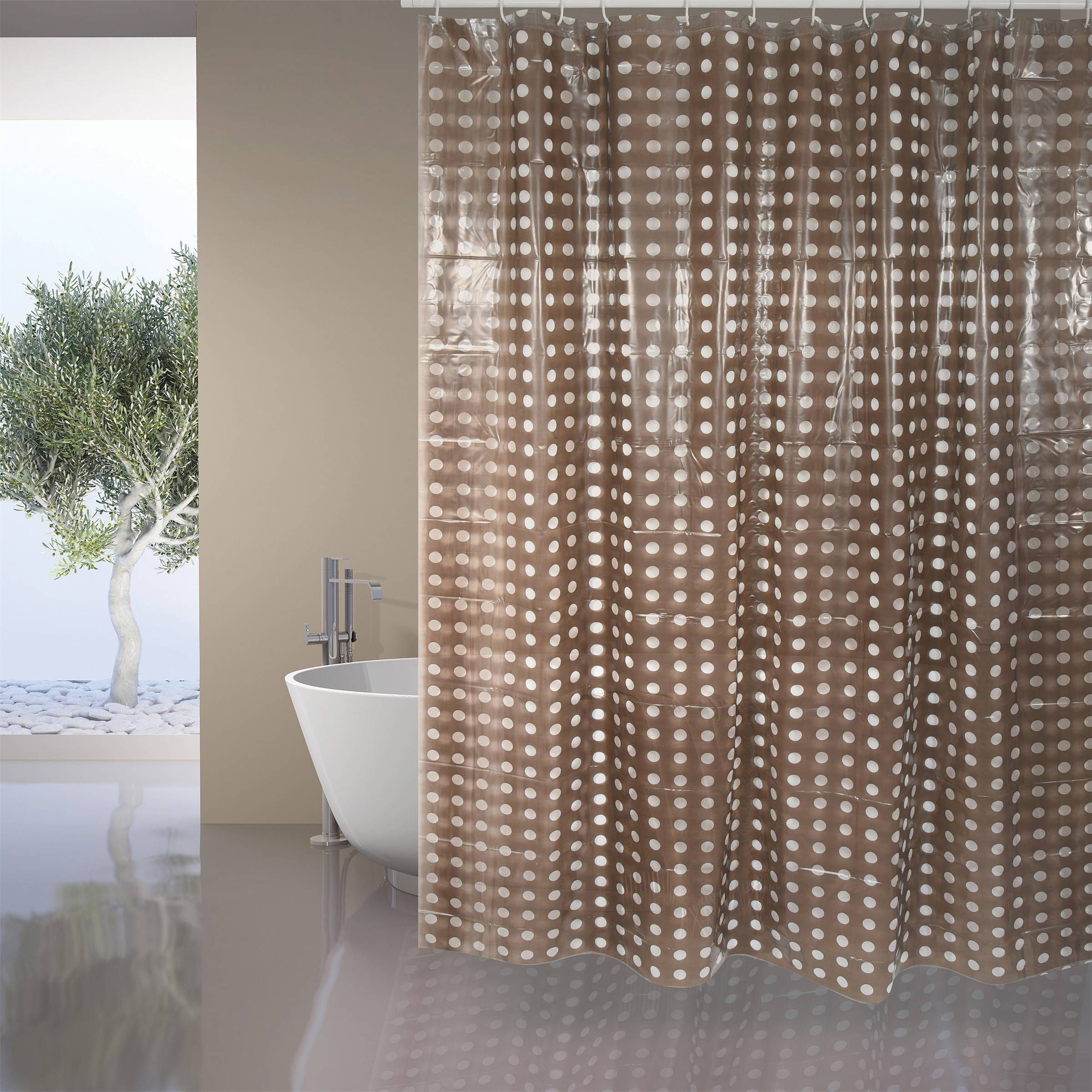 Modernes Badezimmer mit einer weißen freistehenden Badewanne, die teilweise durch einen braunen Duschvorhang mit Punktemuster verborgen ist, neben einem Fensterblick auf einen Baum.