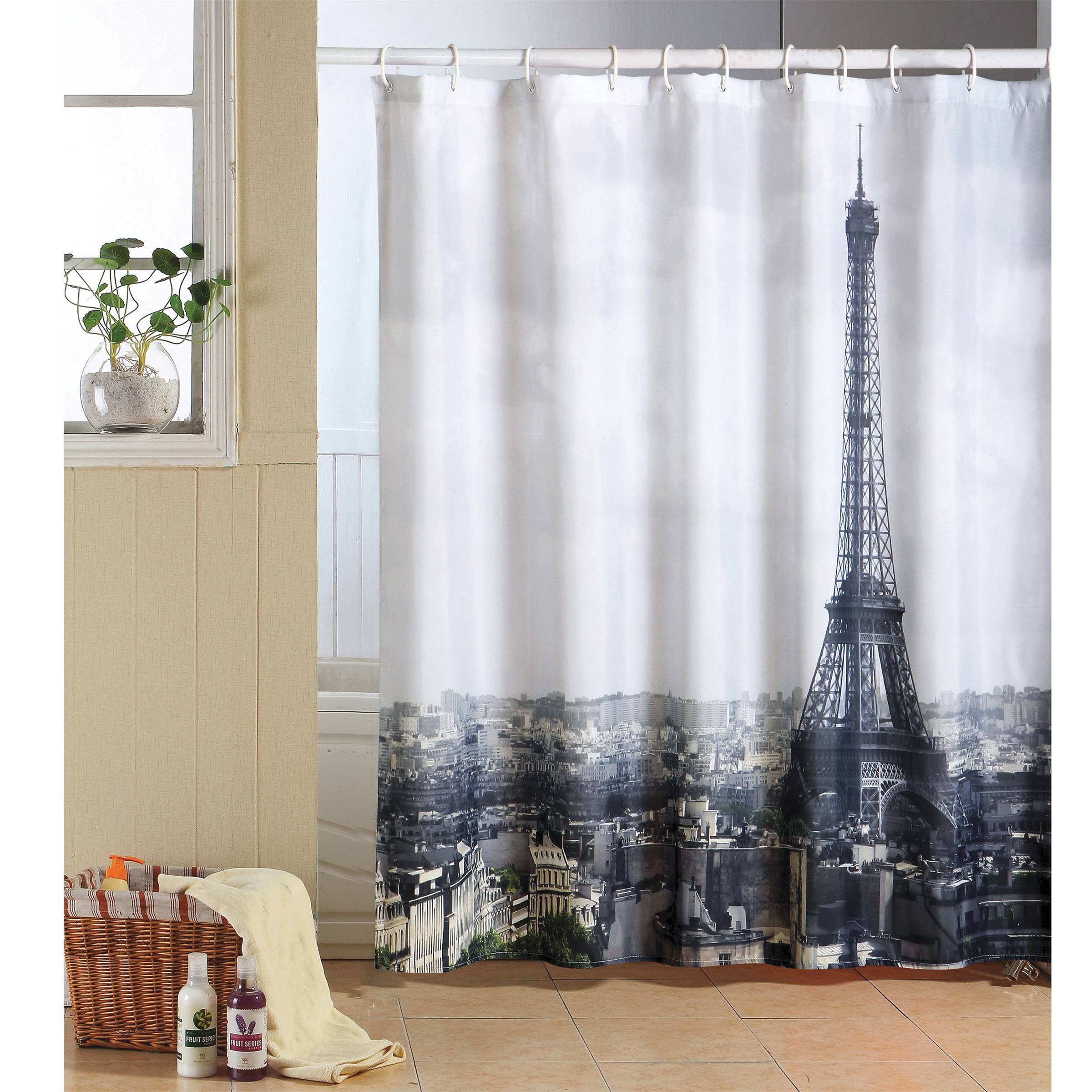 Badezimmer-Duschvorhang mit Eiffelturm- und Pariser Stadtansicht-Druck, der in einem hellen Raum hängt.