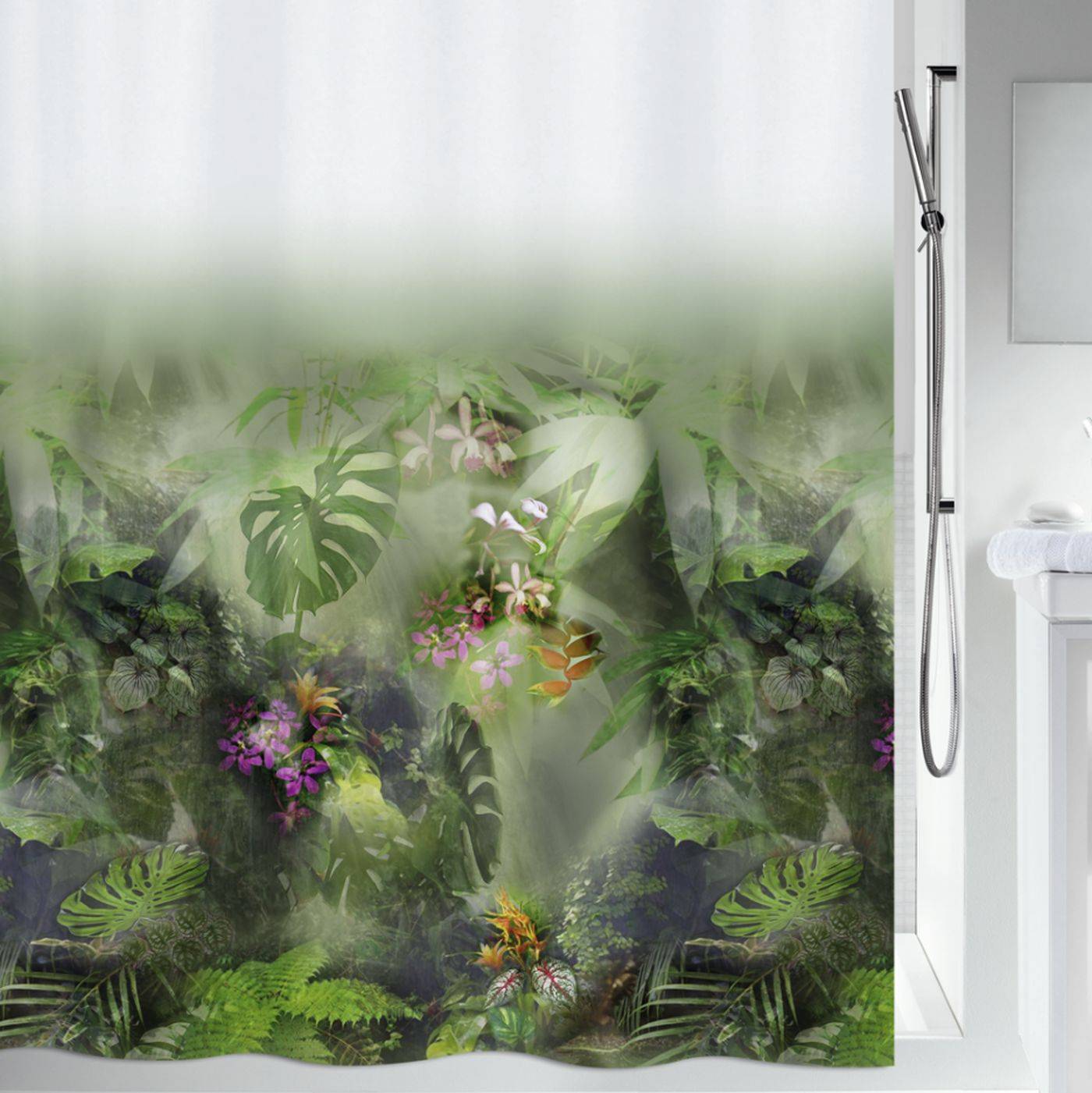 Duschvorhang mit einem dichten Druck aus grünen tropischen Blättern und Blumen in einem Badezimmer neben einer Chrombrause.