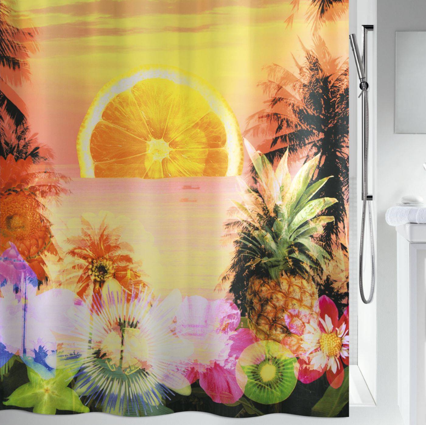 Buntes Duschvorhang mit einem Sonnenuntergang, Orangenscheibe, Palmen und tropischen Blumen in einem Badezimmer.