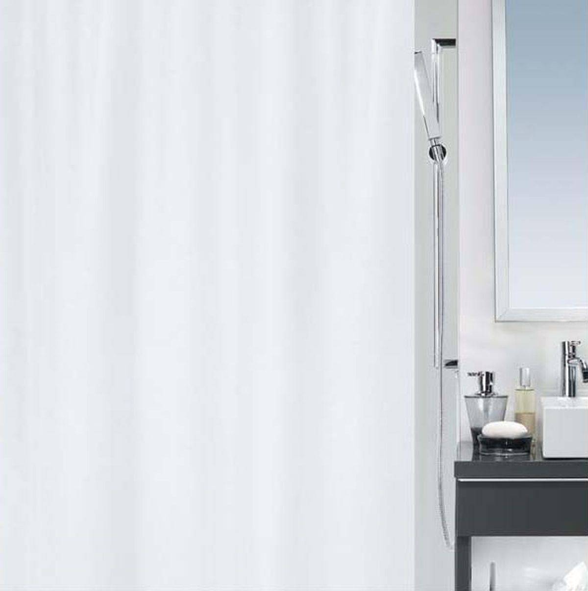 Weißer Duschvorhang neben einem modernen Badezimmerschrank mit Waschbecken, Spiegel, Seife und Toilettenartikeln.