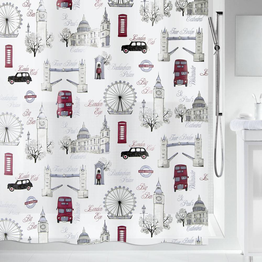 Dusch­vorhang mit London-Motiven mit roten Bussen, Big Ben, Tower Bridge, schwarzen Taxis und dem London Eye auf hellem Hintergrund.