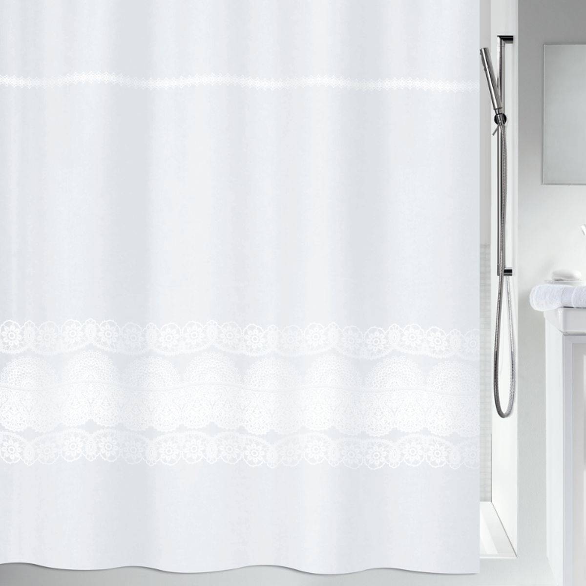 Weißer Duschvorhang mit Spitzenbesatz in einem hellen Badezimmer, der teilweise eine gläserne Duschabtrennung und eine Chrombrausegarnitur verdeckt.