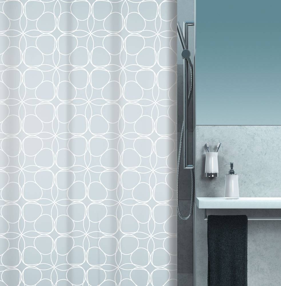 Modernes Badezimmer mit einem hellgrauen Duschvorhang mit Kreismuster neben einer Glasdusche, einem Waschtischablage, einem Seifenspender und einem schwarzen Handtuch.