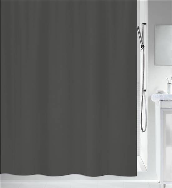 Ein dunkelgrauer Duschvorhang verdeckt teilweise ein weißes Badezimmer mit einer Dusche und einem Waschtisch, die auf der rechten Seite sichtbar sind.