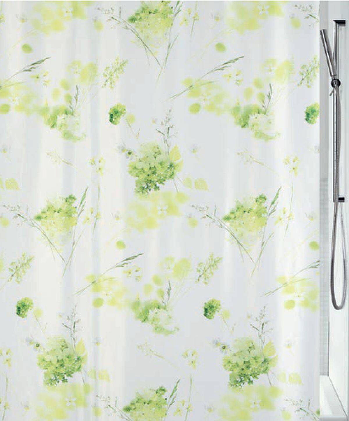Weißer Duschvorhang mit einem hellgrünen floralen und blättrigen Aquarellmuster, hängend neben einer Duscharmatur.