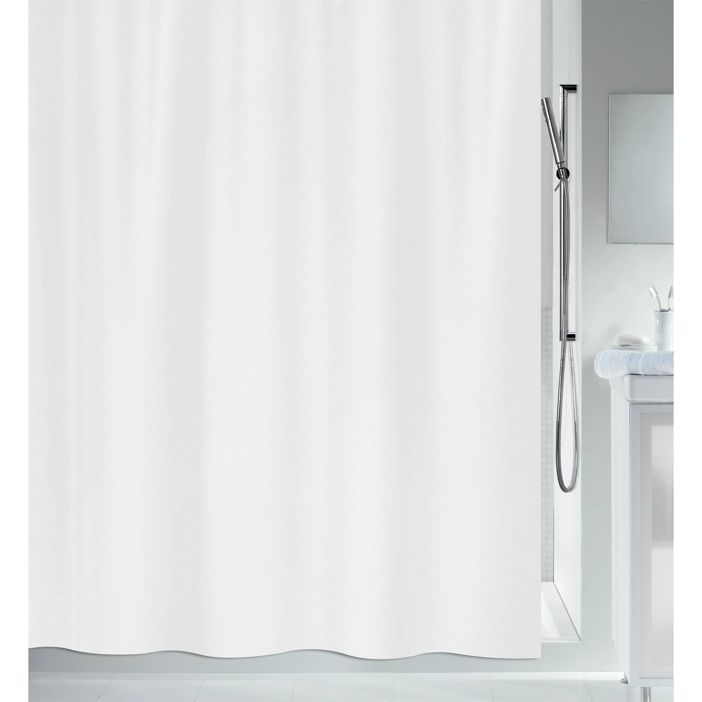 Weißer Duschvorhang in einem hellen, minimalistischen Badezimmer, mit einer verchromten Duschstange neben einem Waschtisch sichtbar.