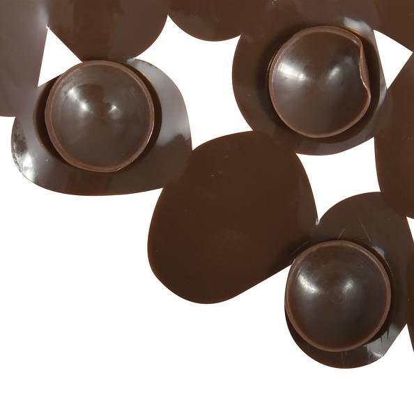 Nahaufnahme mehrerer dunkler Schokoladenbonbons oder -scheiben auf weißem Hintergrund.