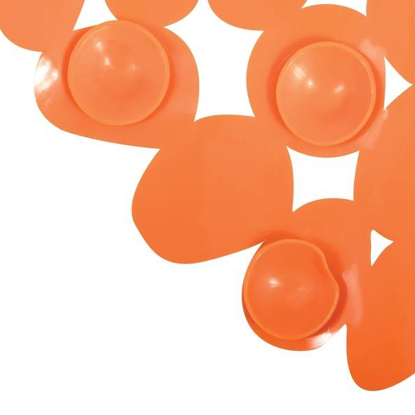 Nahaufnahme von glänzenden orangefarbenen kreisförmigen Blasen oder Aufklebern, die sich auf weißem Hintergrund überlappen.