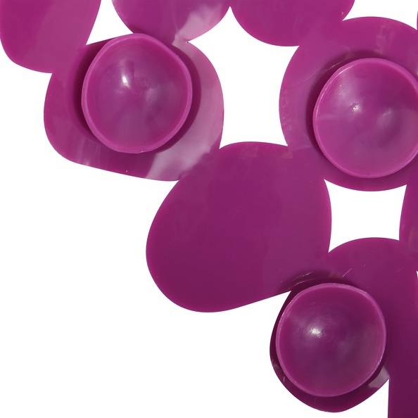 Abstrakte Nahaufnahme von glänzenden magenta-farbenen Kunststoffkreisen oder blütenähnlichen Formen, die sich auf weißem Untergrund überlappen.