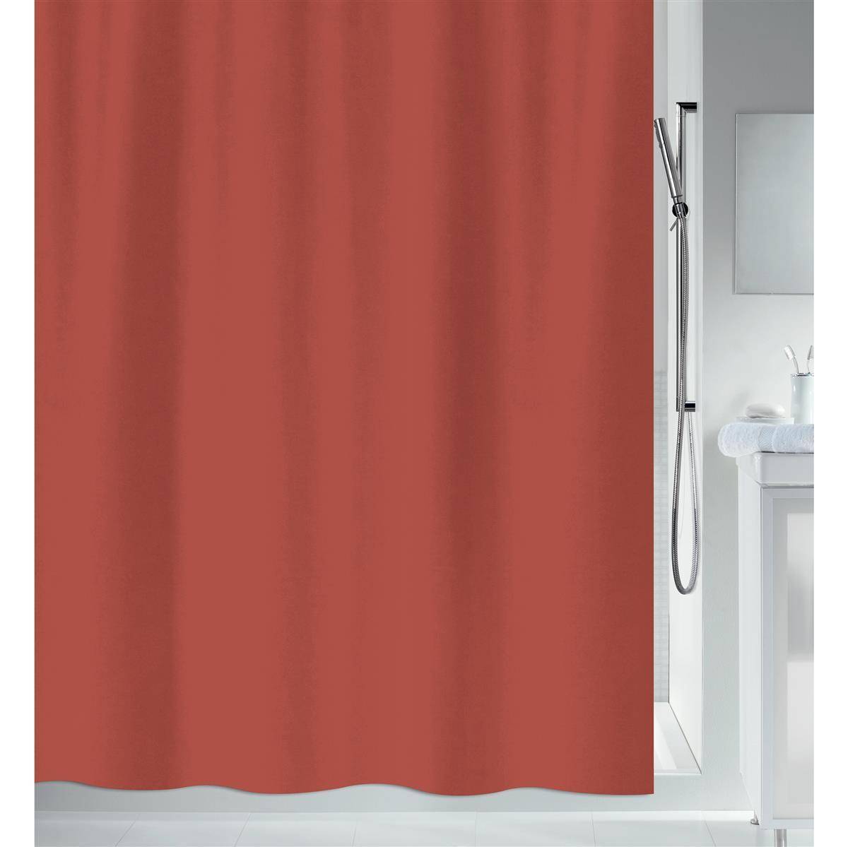Roter Duschvorhang oder Duschabtrennung neben einem weißen Waschtisch und einer wandmontierten Duscharmatur.