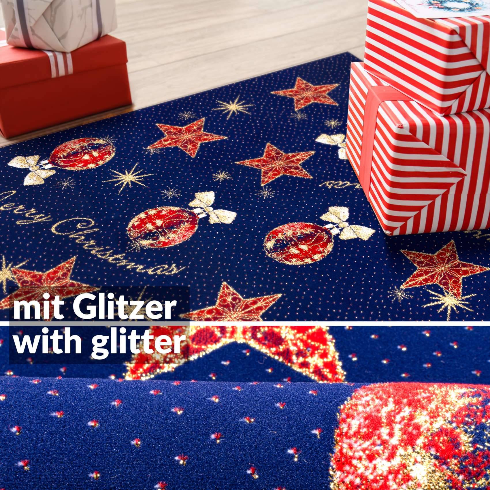 Blaues Weihnachtsgeschenkpapier mit goldenen und roten Glitzersternen, Christbaumkugeln und „Frohe Weihnachten"-Text, dargestellt mit eingepackten Geschenken.