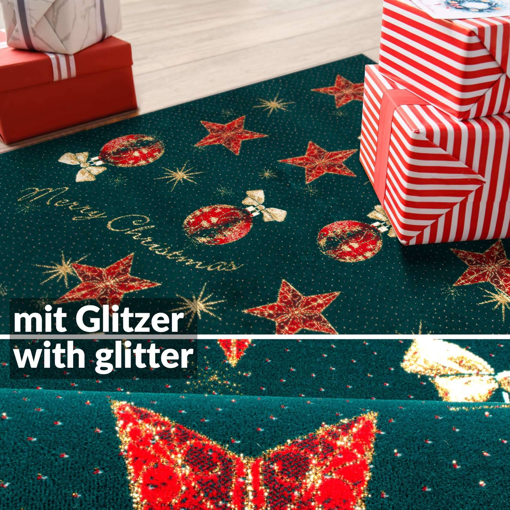 Nahaufnahme von türkisfarbenem Weihnachtsgeschenkpapier mit glitzernden Sternen, Weihnachtskugeln und der Aufschrift „Frohe Weihnachten", dargestellt neben eingepackten Geschenken.