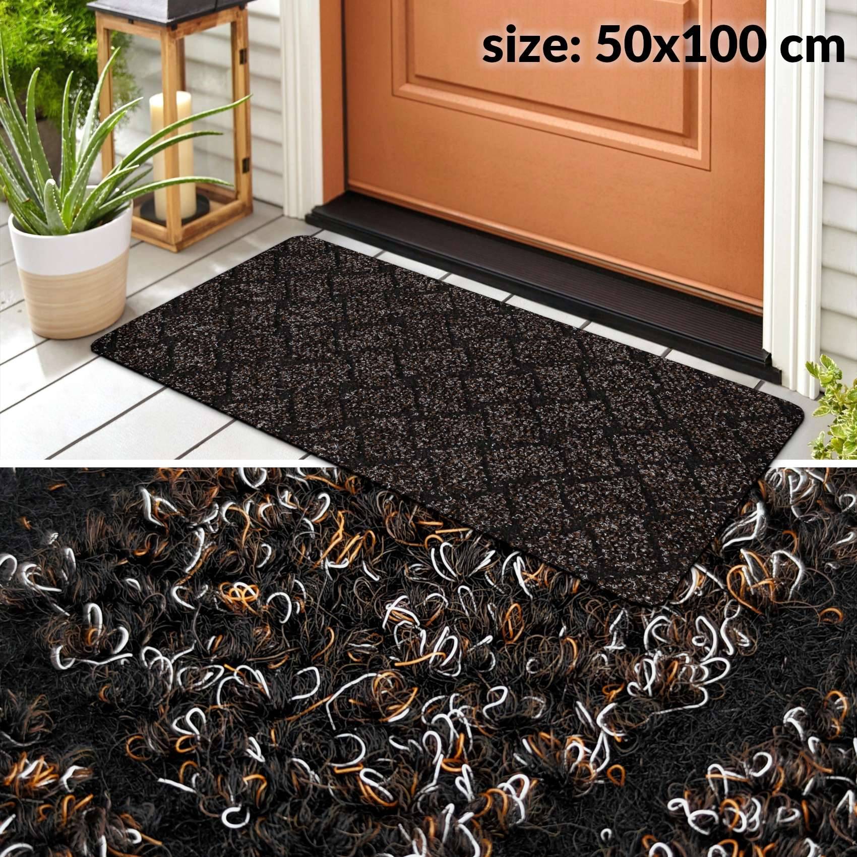 Schwarze rechteckige Fußmatte, Größe 50x100 cm, gezeigt an einem Hauseingang und in Nahaufnahme, um ihre strukturierte Oberfläche hervorzuheben.