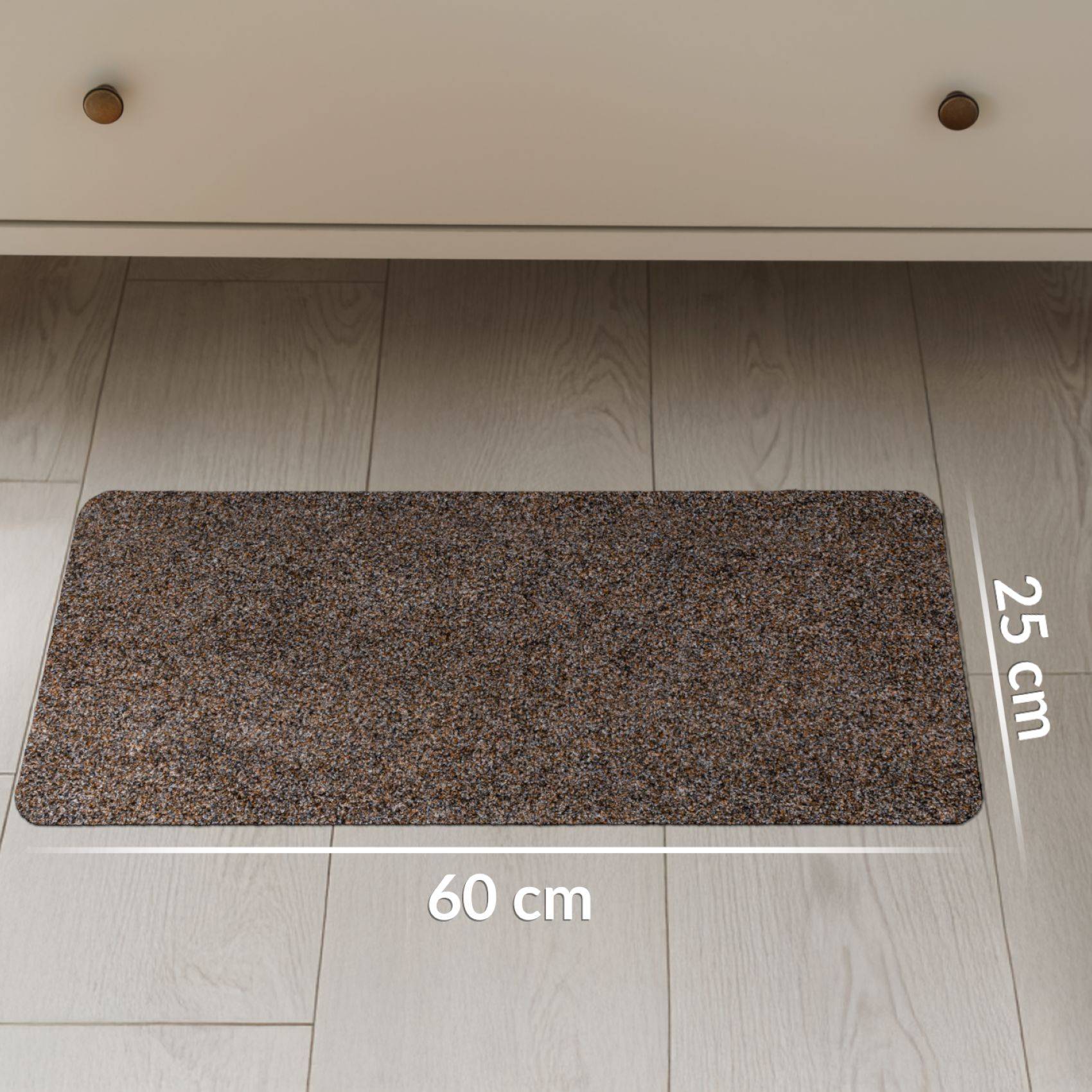 Rechteckige braune Bodenmatte auf hellem Holzboden, mit einer Breite von 60 cm und einer Tiefe von 25 cm gekennzeichnet.