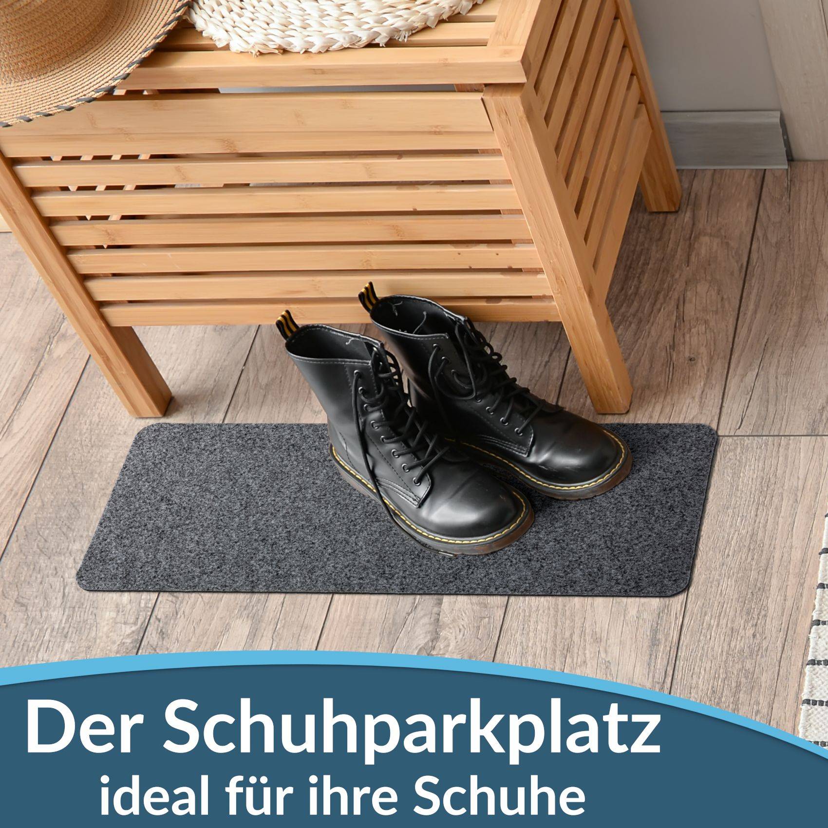 Schwarze Stiefel auf einer grauen Matte unter einem hölzernen Schuhregal, mit deutschem Text, der „Der Schuhparkplatz ideal für ihre Schuhe" liest.