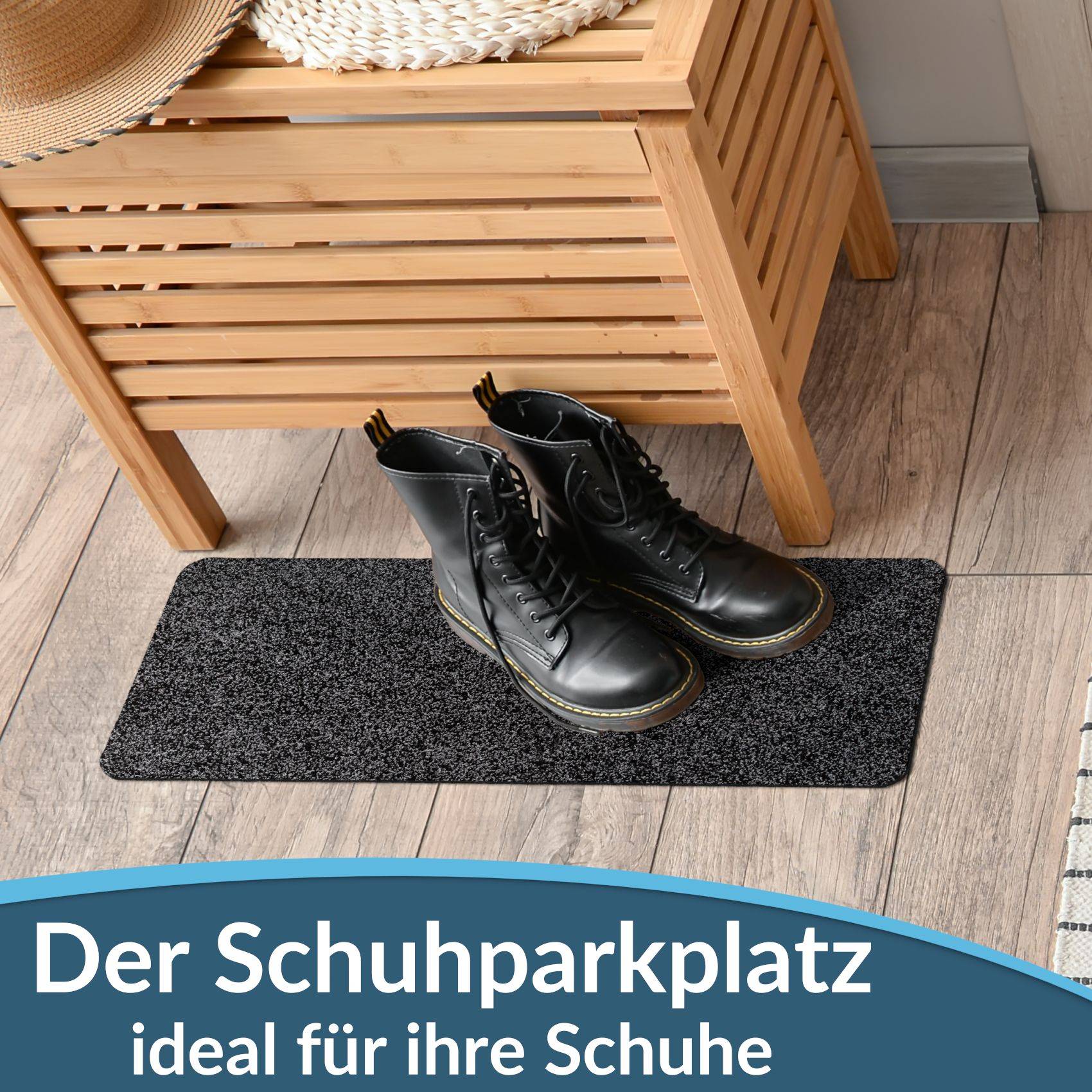 Schwarze Schnürstiefel ruhen auf einer dunklen Matte neben einer hölzernen Schuhbank; der deutsche Text besagt „Der Schuhparkplatz ideal für ihre Schuhe".