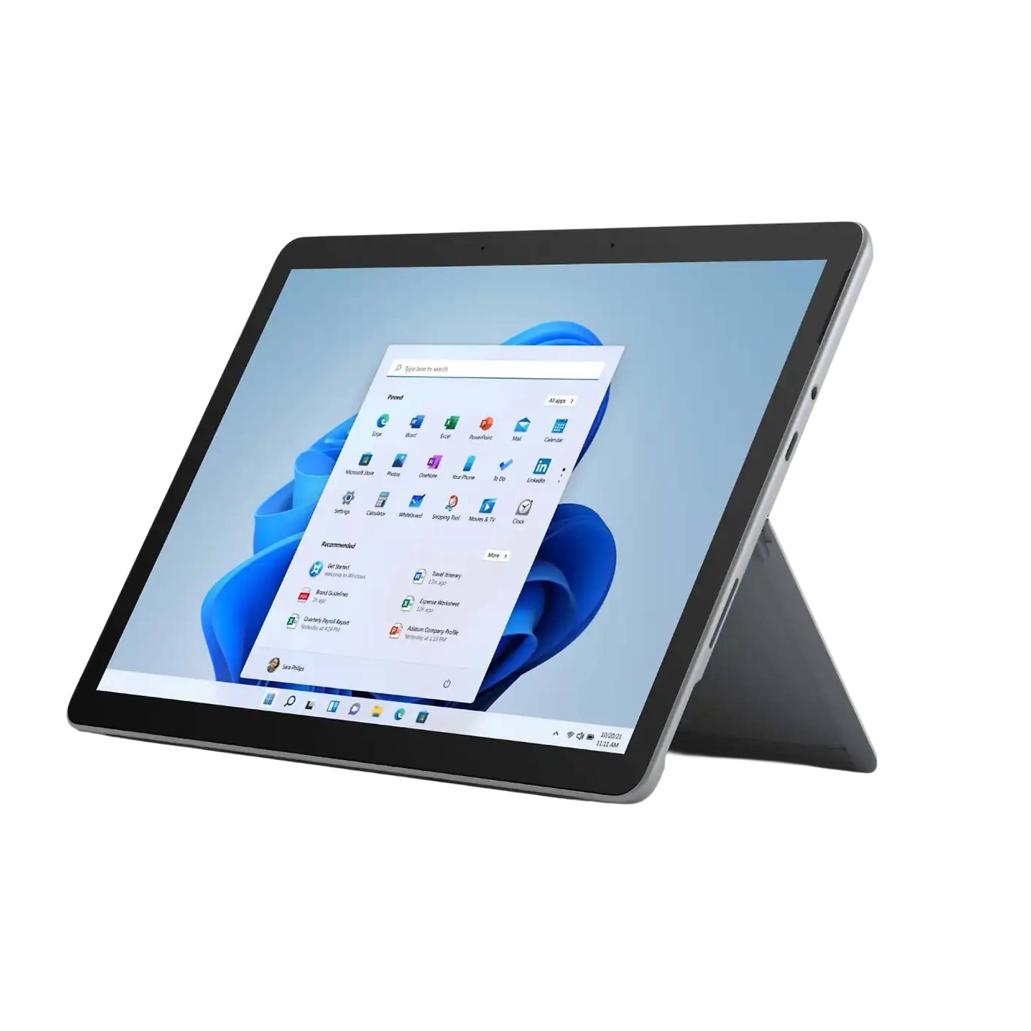 Ein Tablet-Computer im Ständermodus zeigt den Windows-11-Desktop mit geöffnetem Startmenü auf einem blauen abstrakten Hintergrundbild an.