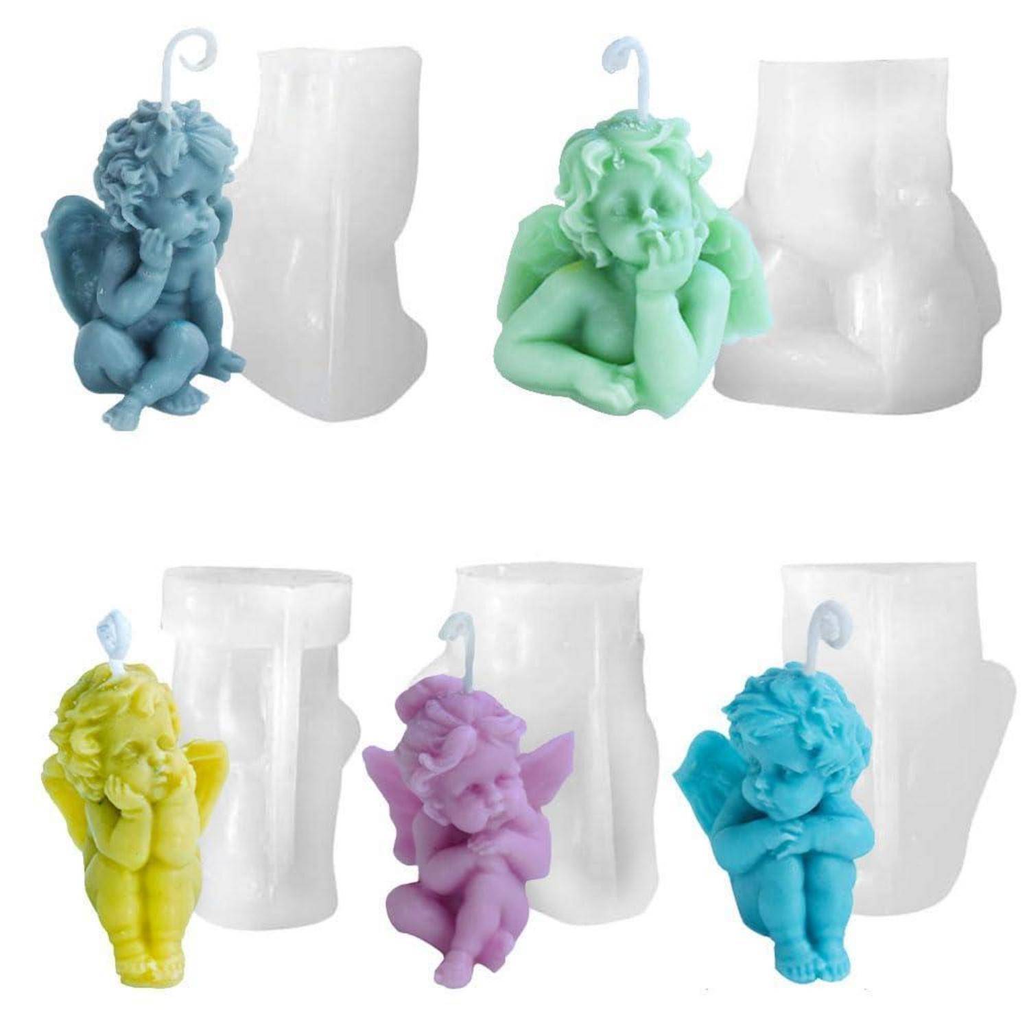 Sechs cherubförmige Kerzenfiguren in verschiedenen Farben neben durchscheinenden weißen Gussformen, dargestellt als Produktanzeige.