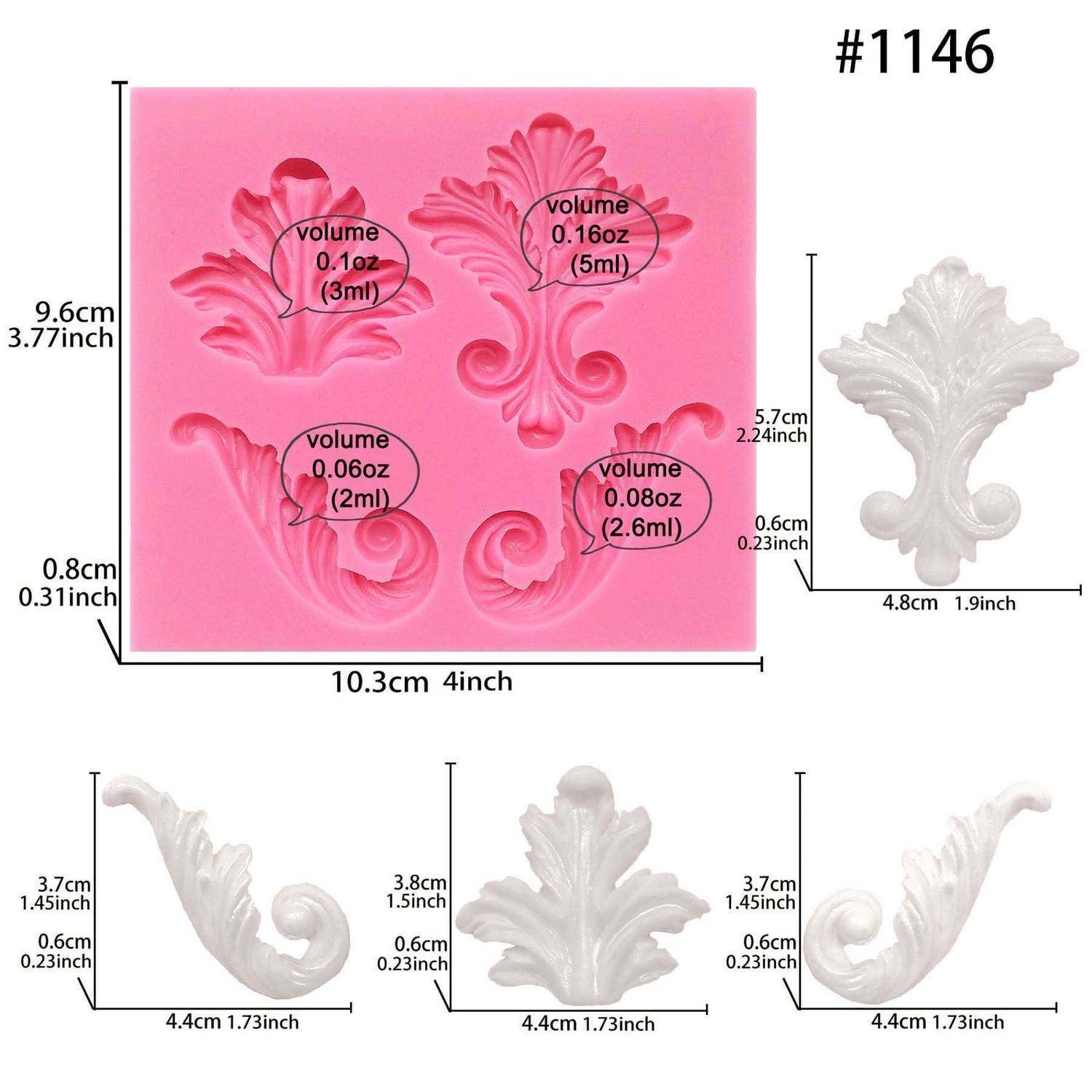 Produktbild, das eine rosa Gussform mit vier verzierten floralen Wirbel-Designs zeigt, die mit Volumenmessungen gekennzeichnet sind, sowie ein separates weißes dekoratives Element mit Abmessungen für jeden Teil.