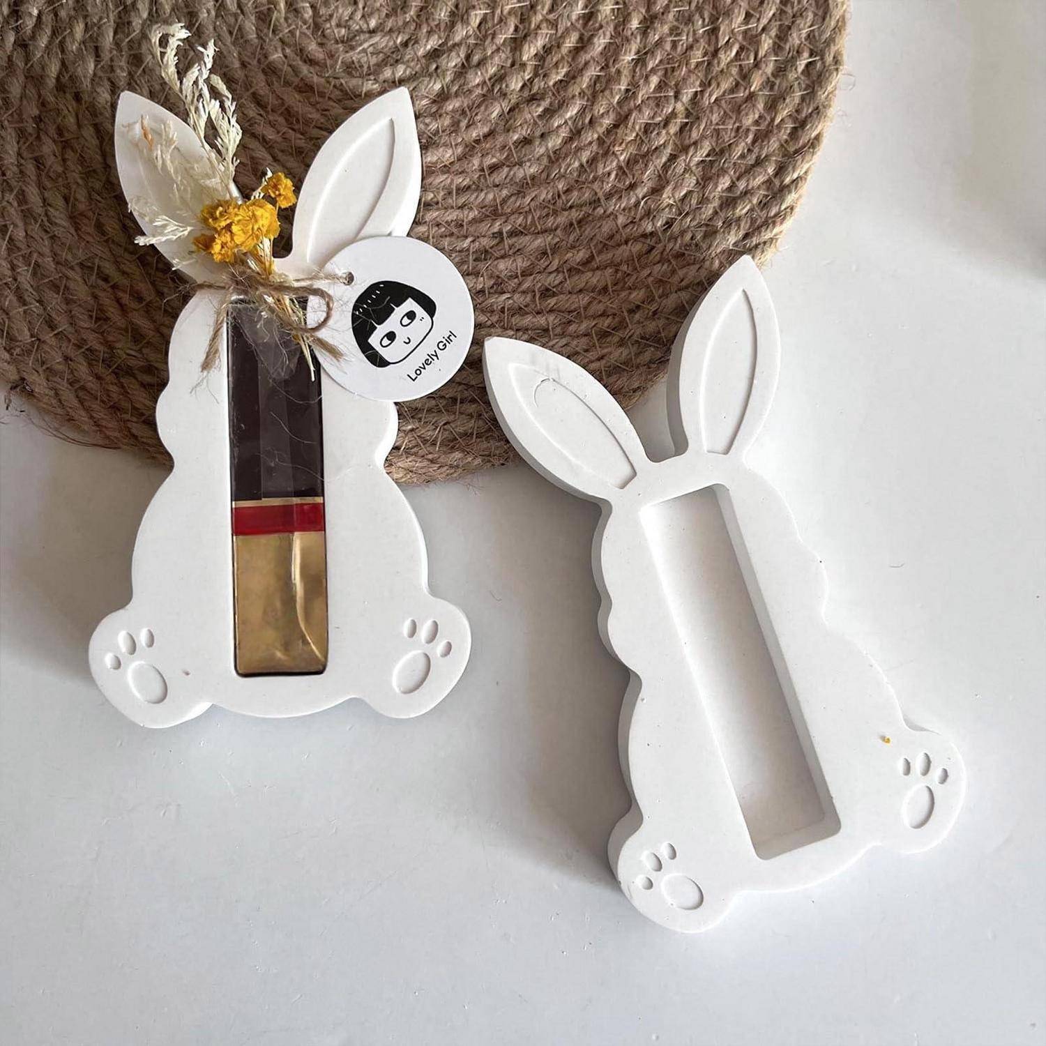Weiße kaninchen-förmige Geschenkboxen mit klarem Fenster und Pfotenfußabdrücken, eine gefüllt und mit dem Etikett „Lovely Gift