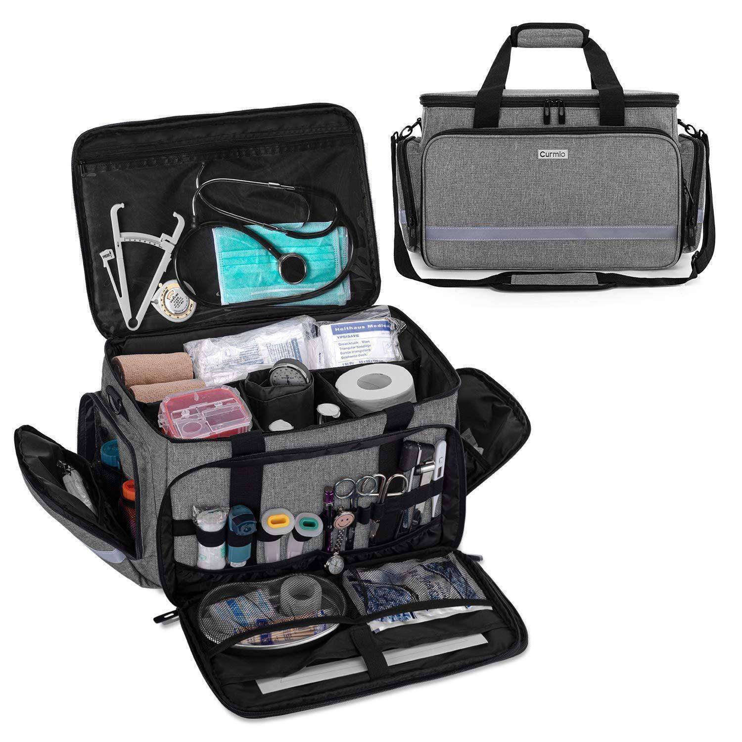 Graue Medizin-Organizer-Tasche mit mehreren Taschen, aufgeklappt mit Fächern, die Verbandsmaterial, Vorräte, Schere und Klebeband enthalten; geschlossene Tasche oben rechts abgebildet.
