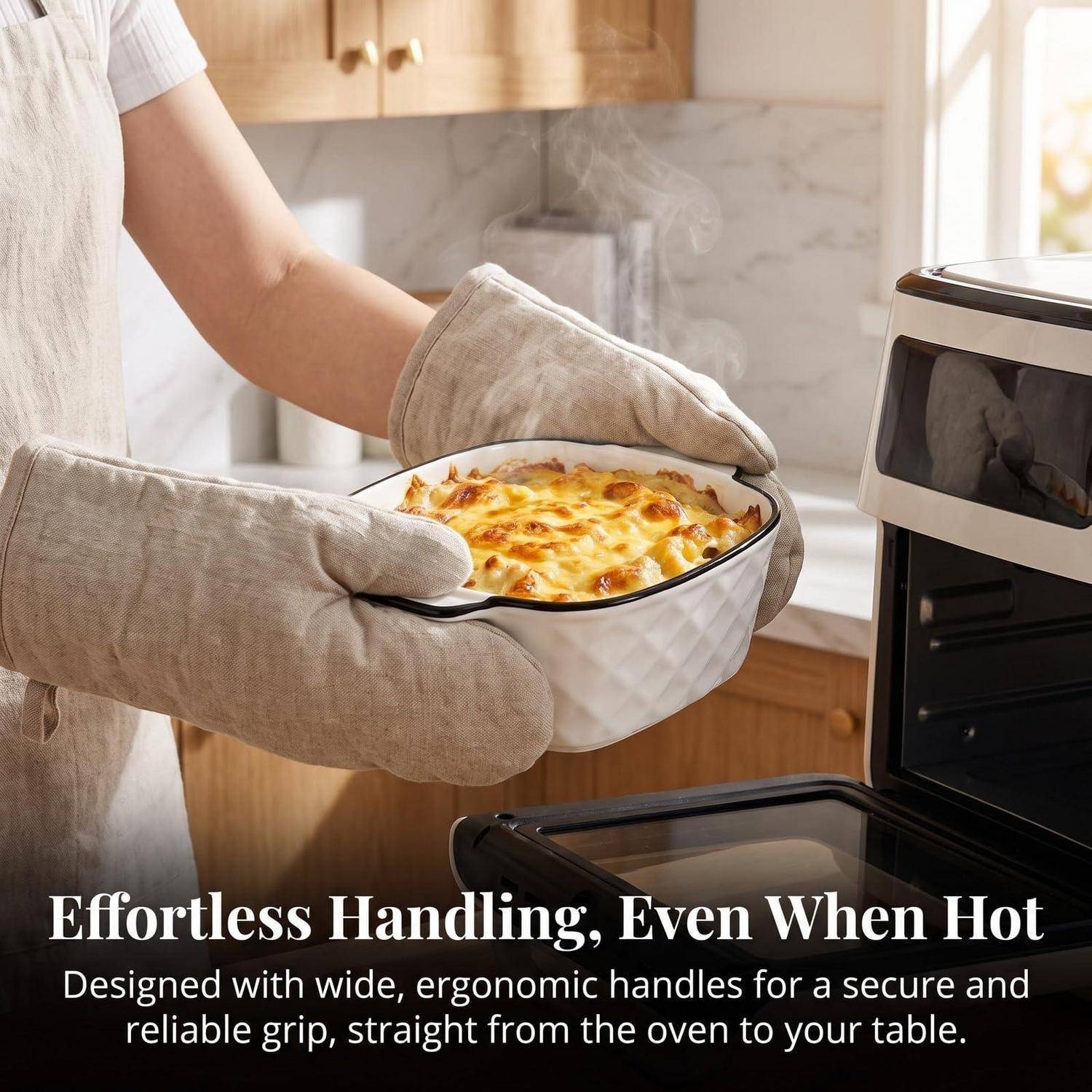 Person wearing oven mitts removes a hot baked casserole from an oven beside the caption 'Mühelose Handhabung, auch wenn heiß'.