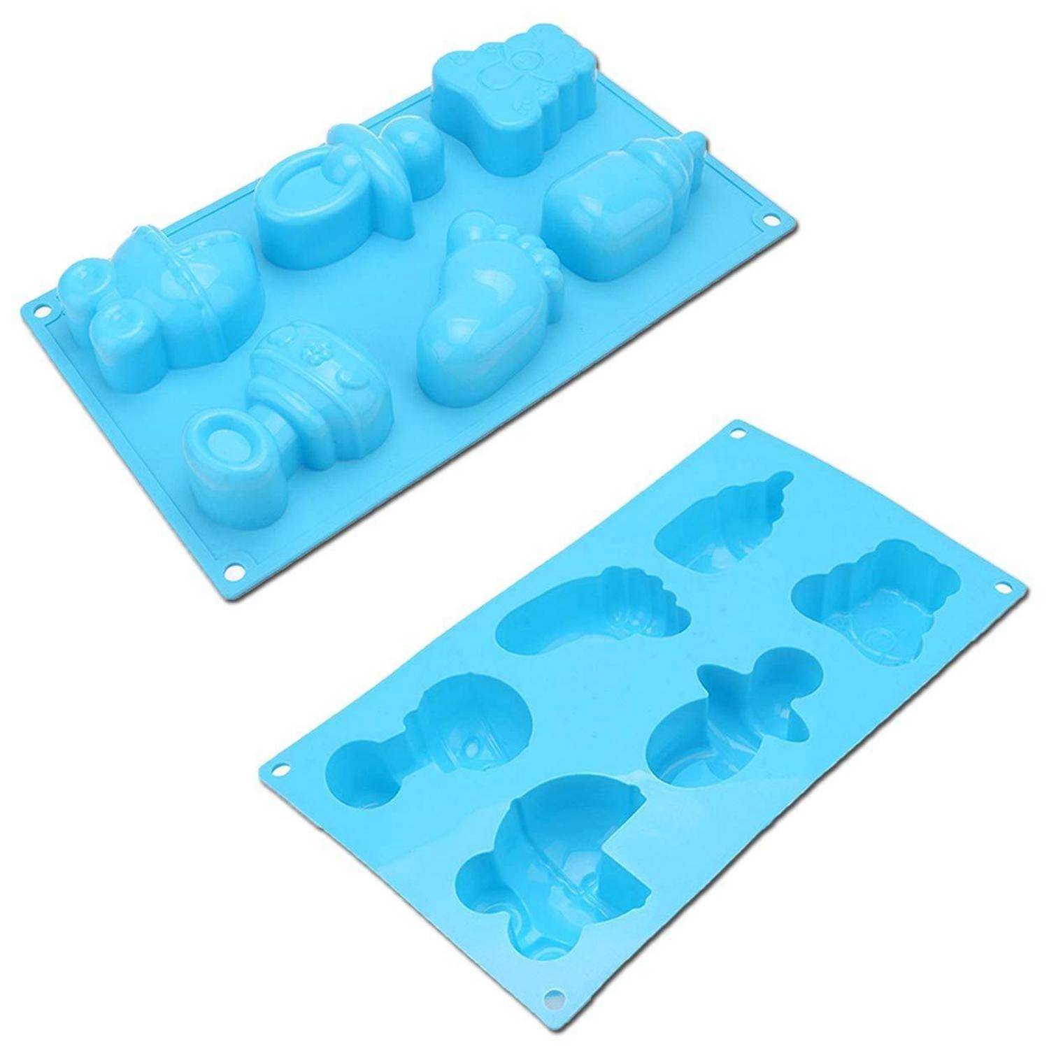 Zwei blaue Silikonformen mit assorierten geformten Vertiefungen zum Backen oder Süßigkeitenherstellen, gezeigt auf weißem Hintergrund.