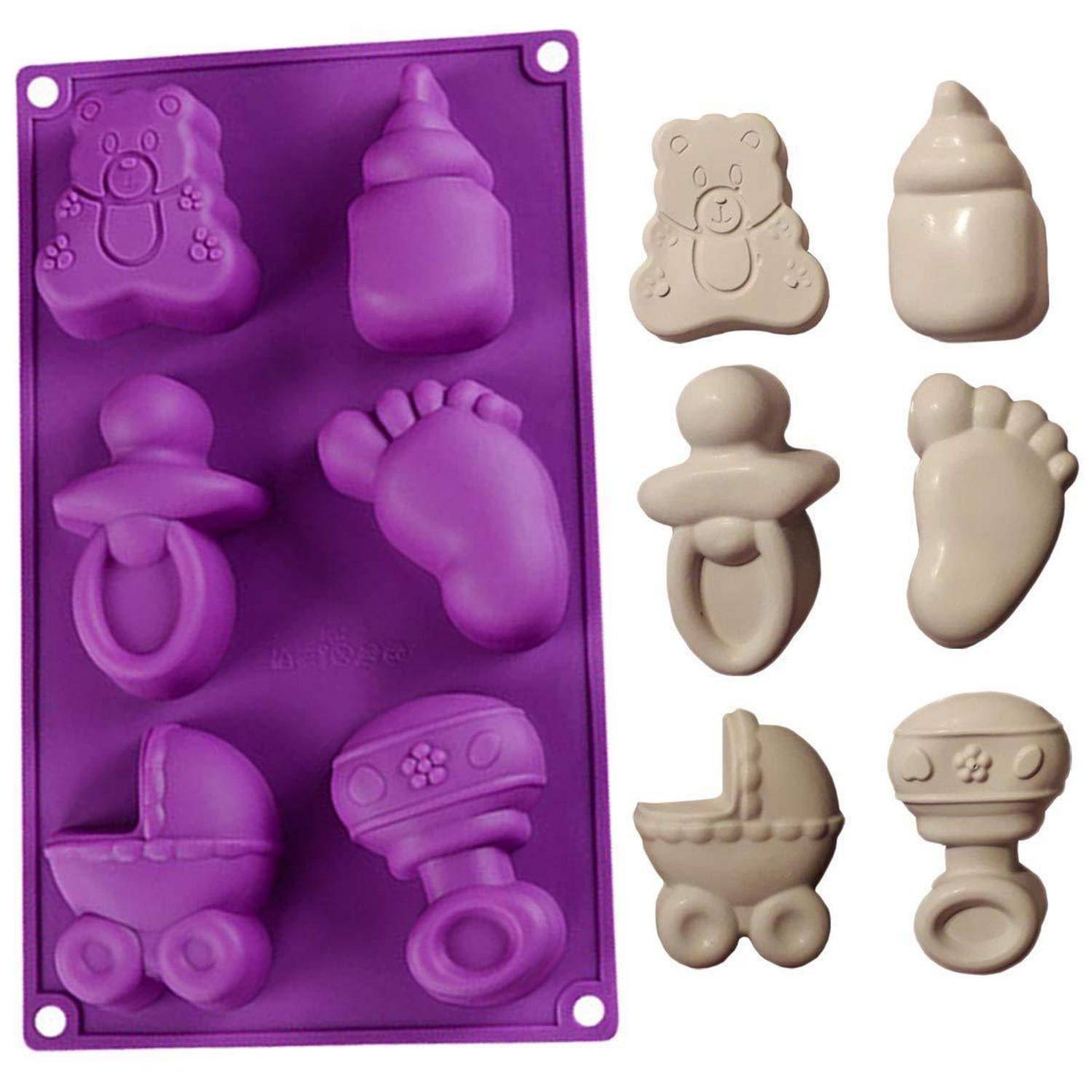 Violettes Silikonform mit sechs babythematischen Formen: Teddybär, Babyflasche, Schnuller, Fuß, Kinderwagen und Rassel; Beispiele von fertigen beigefarbenen Gussformen daneben abgebildet.