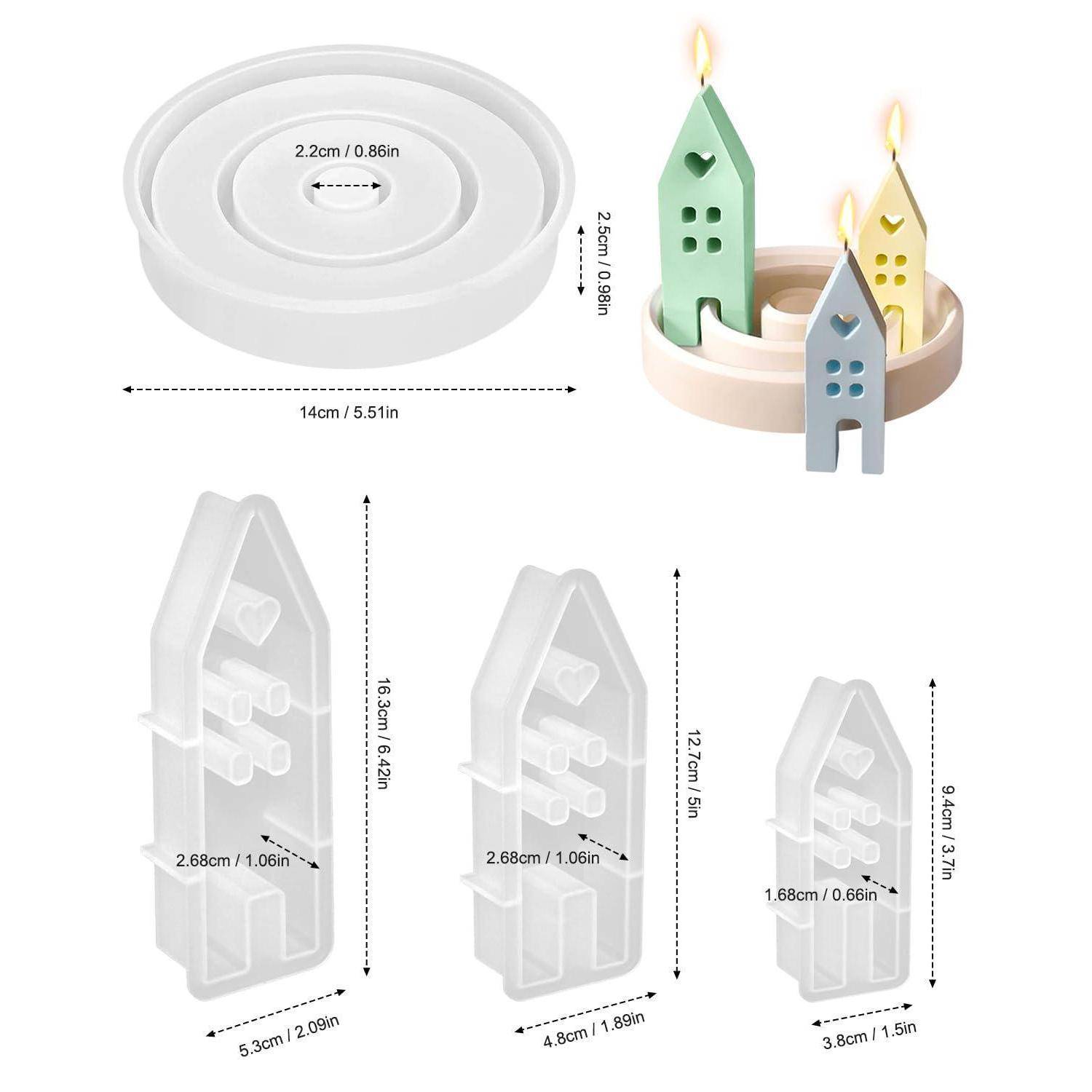Produktdiagramm eines runden Tabletts mit einer 2,2 cm großen mittleren Öffnung und hausförmigen Kerzenhaltern in drei Größen, mit Abmessungen und angezündeten Beispielen.