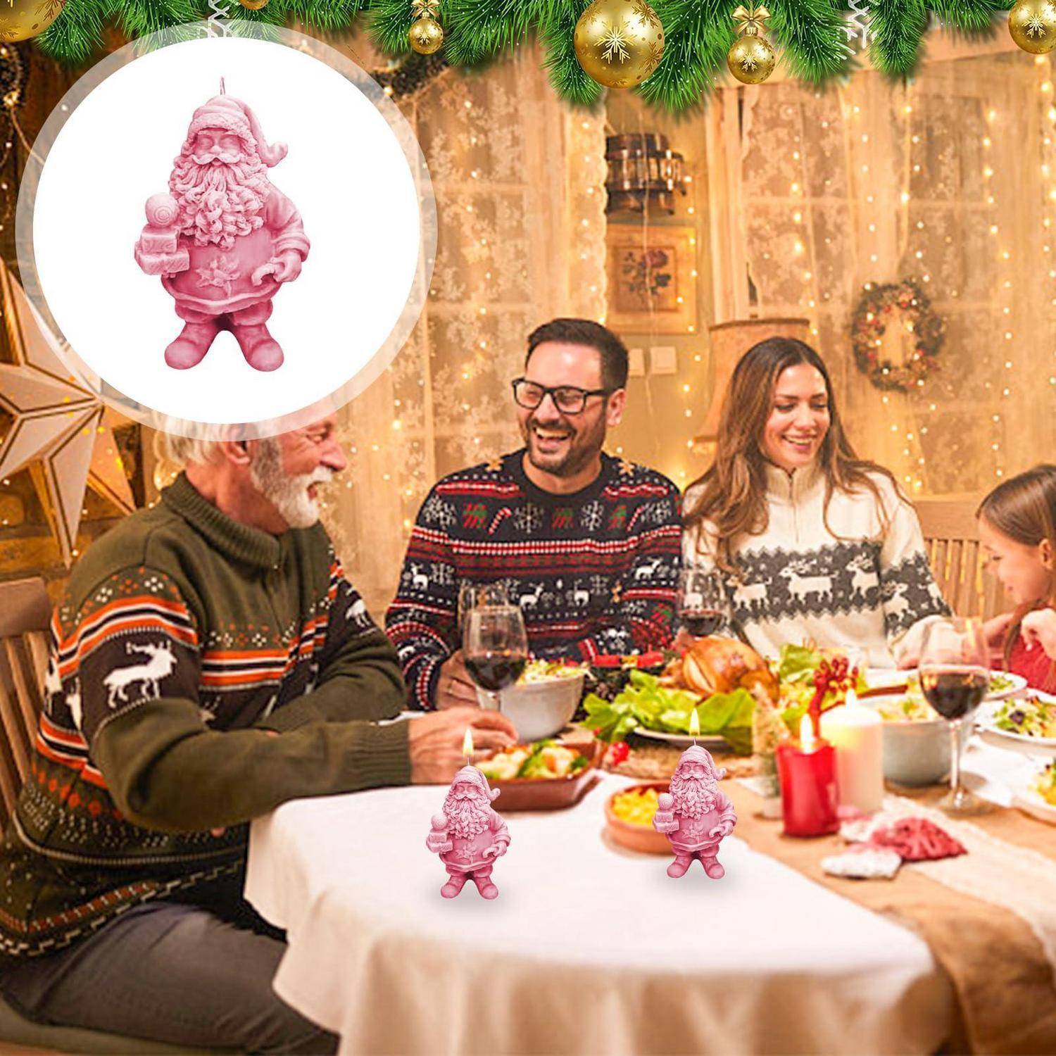 Familie versammelt sich um einen Weihnachtstisch, mit rosa Weihnachtsmannfiguren, die in einer kreisförmigen Einfassung und auf dem Tisch hervorgehoben sind.