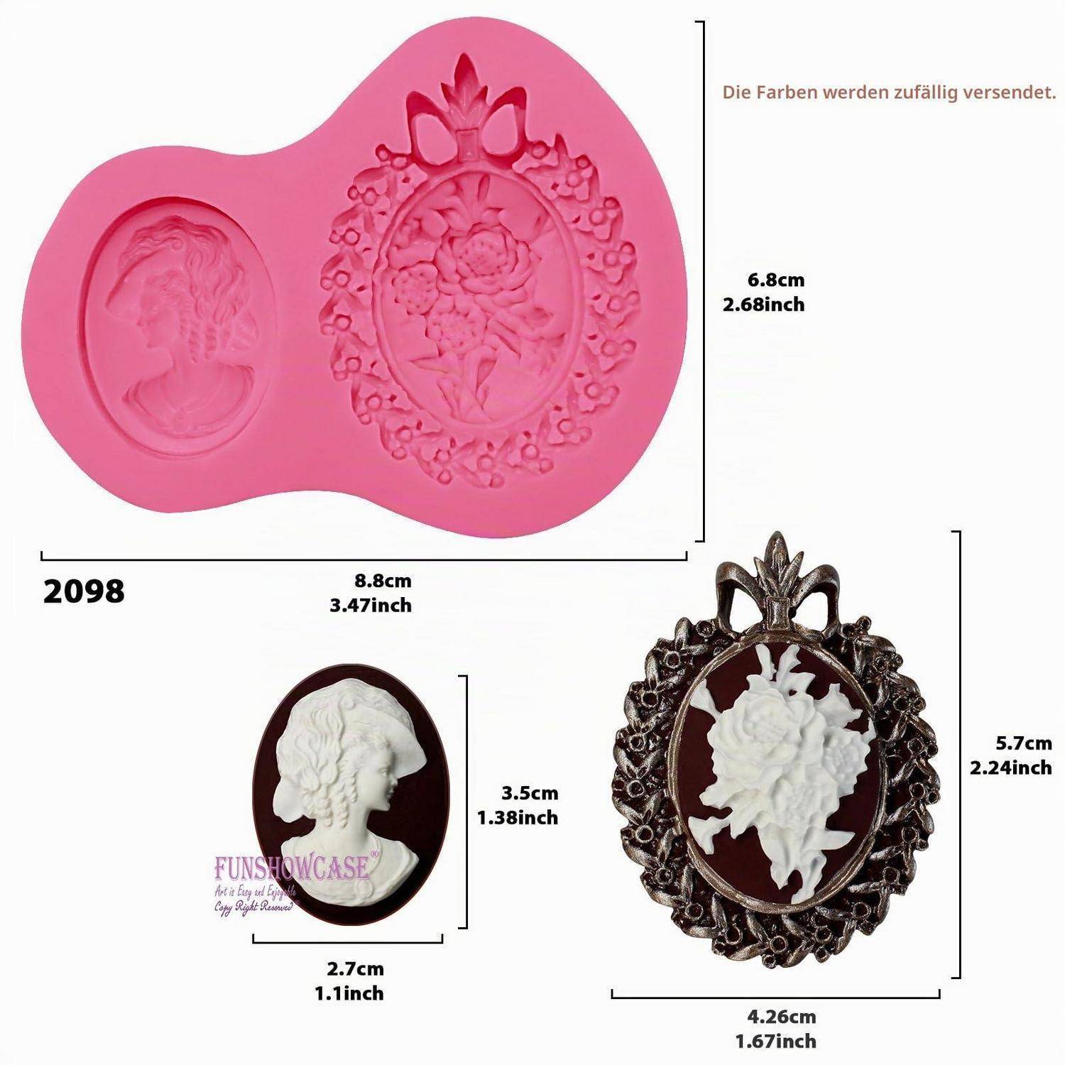 Rosa Silikonform mit Kamee- und floralen ovalen Designs, mit Beschriftung 8,8 cm mal 6,8 cm, plus zwei Beispiele fertiggestellter Anhänger, die das Gussergebnis und die Größe zeigen.