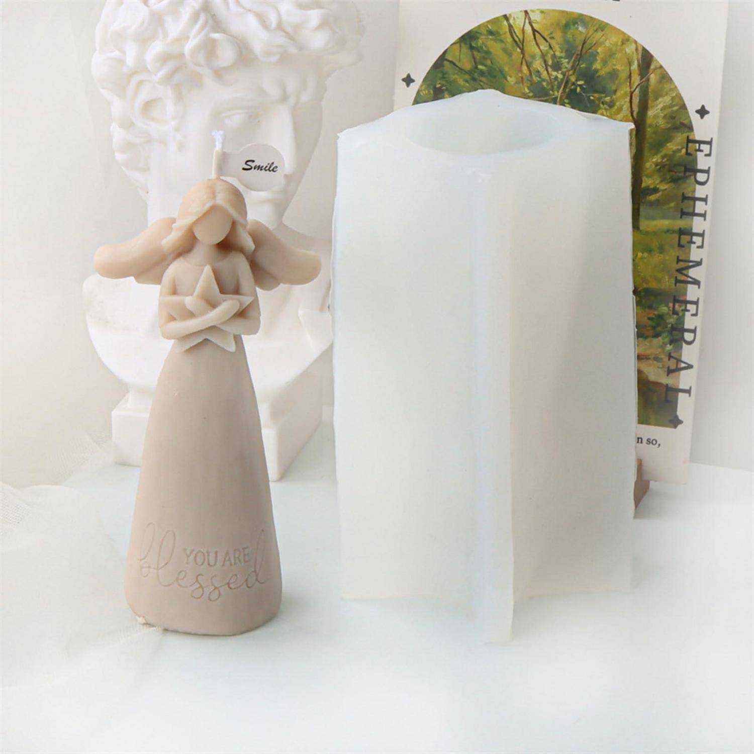 Beige Engel-Figur mit eingraviertem 