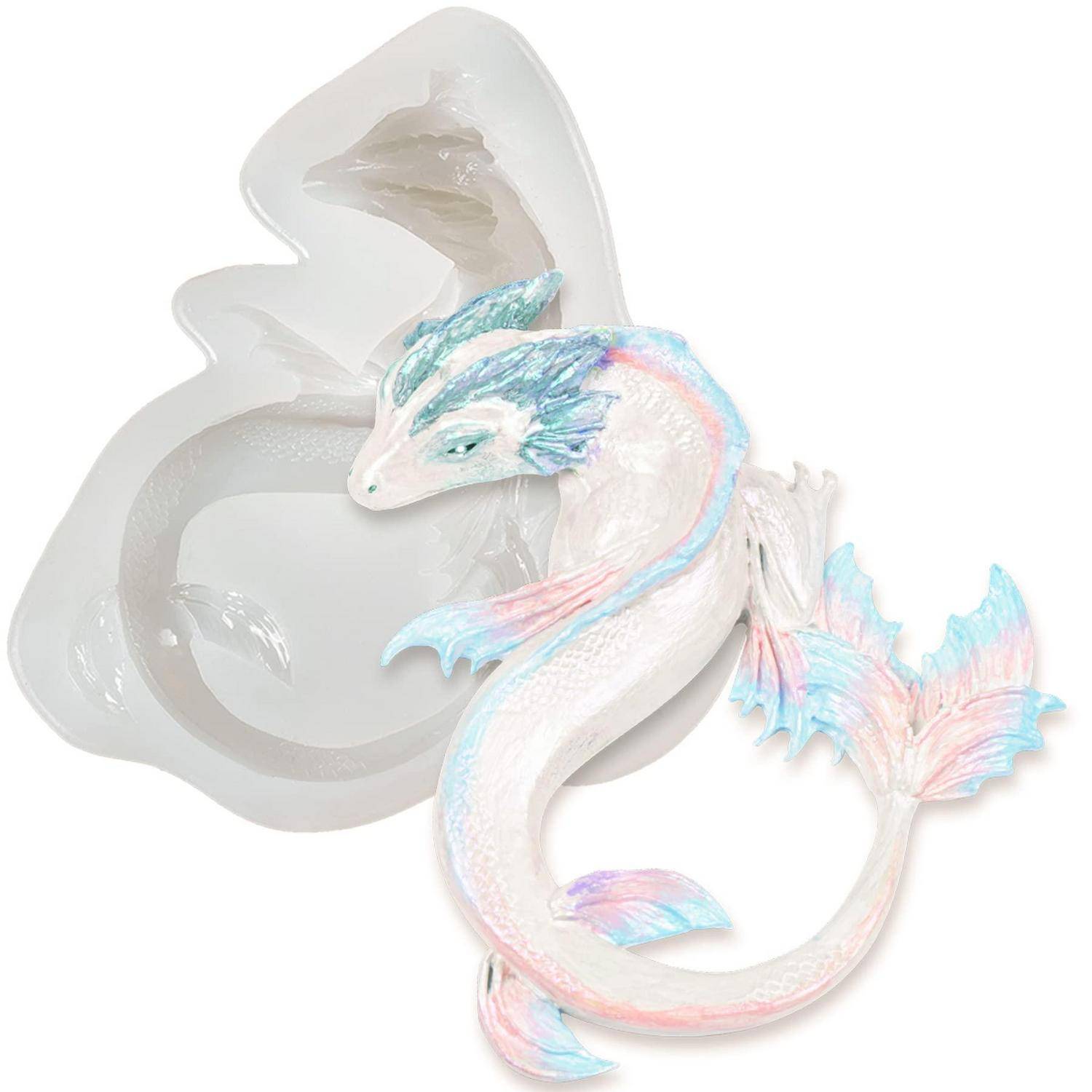 Weiße drachenförmige Gussform und fertig gestellter pastellfarbener Drachen-Christbaumschmuck mit durchscheinenden blauen und rosa Akzenten auf weißem Hintergrund.