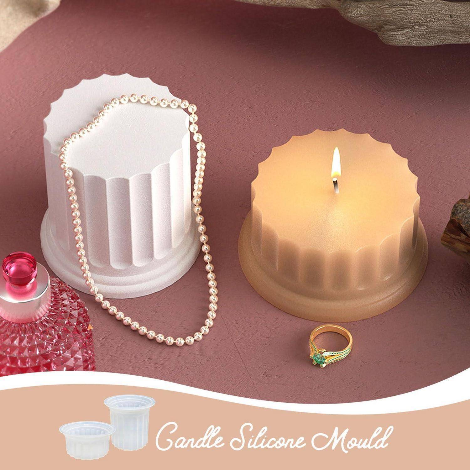Produktbild eines Sets von Kerzensilikon-Gussformen mit einer weißen Gussform, einer fertigen brennenden Kerze, einer Perlenkette, die über die Gussform drapiert ist, und dem Text „Candle Silicone Mould".