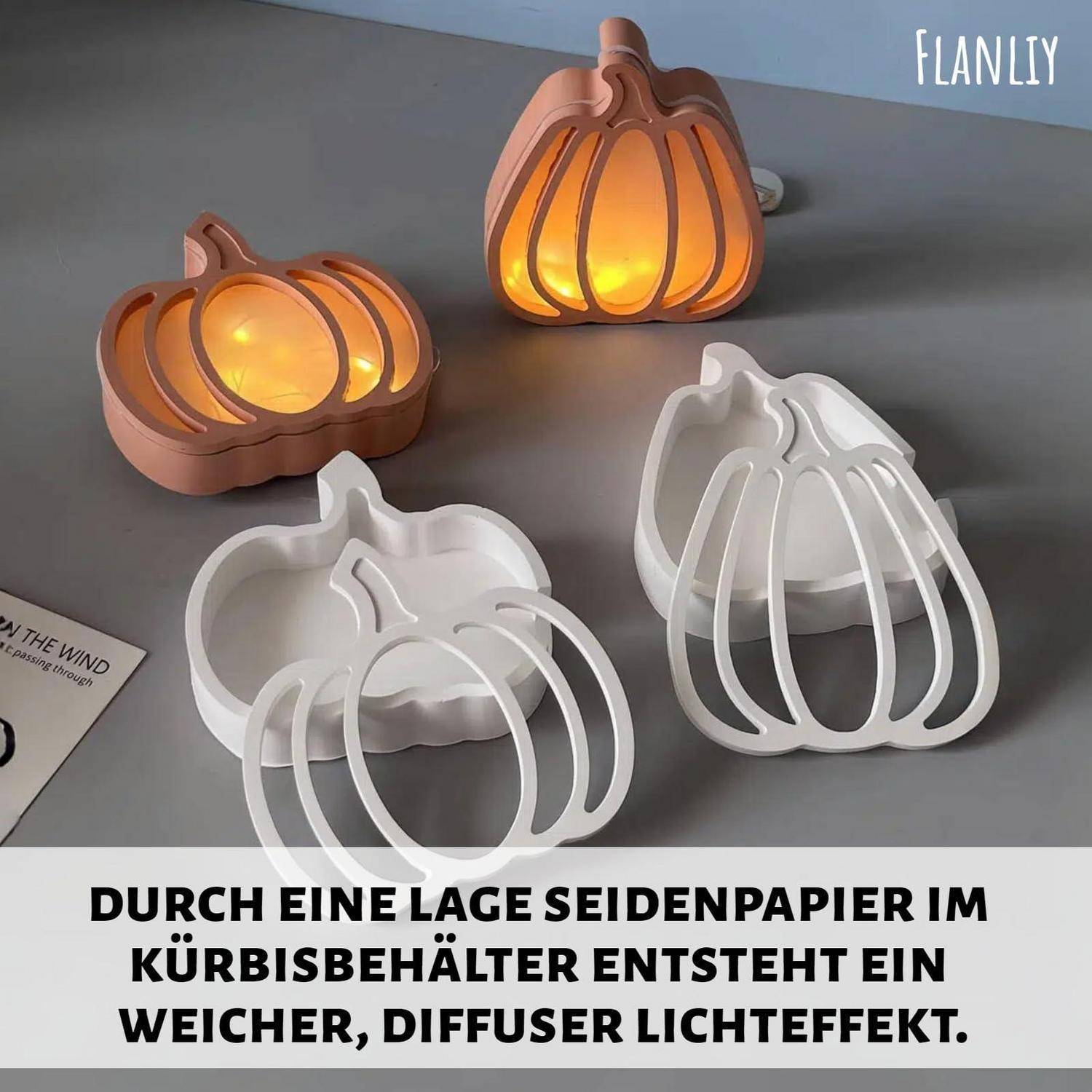 Vier kürbisförmige Kerzenhalter, zwei mit warmem diffusem Glühen beleuchtet und zwei unbeleuchtete weiße Modelle, die eine Kürbislichteffekt veranschaulichen.