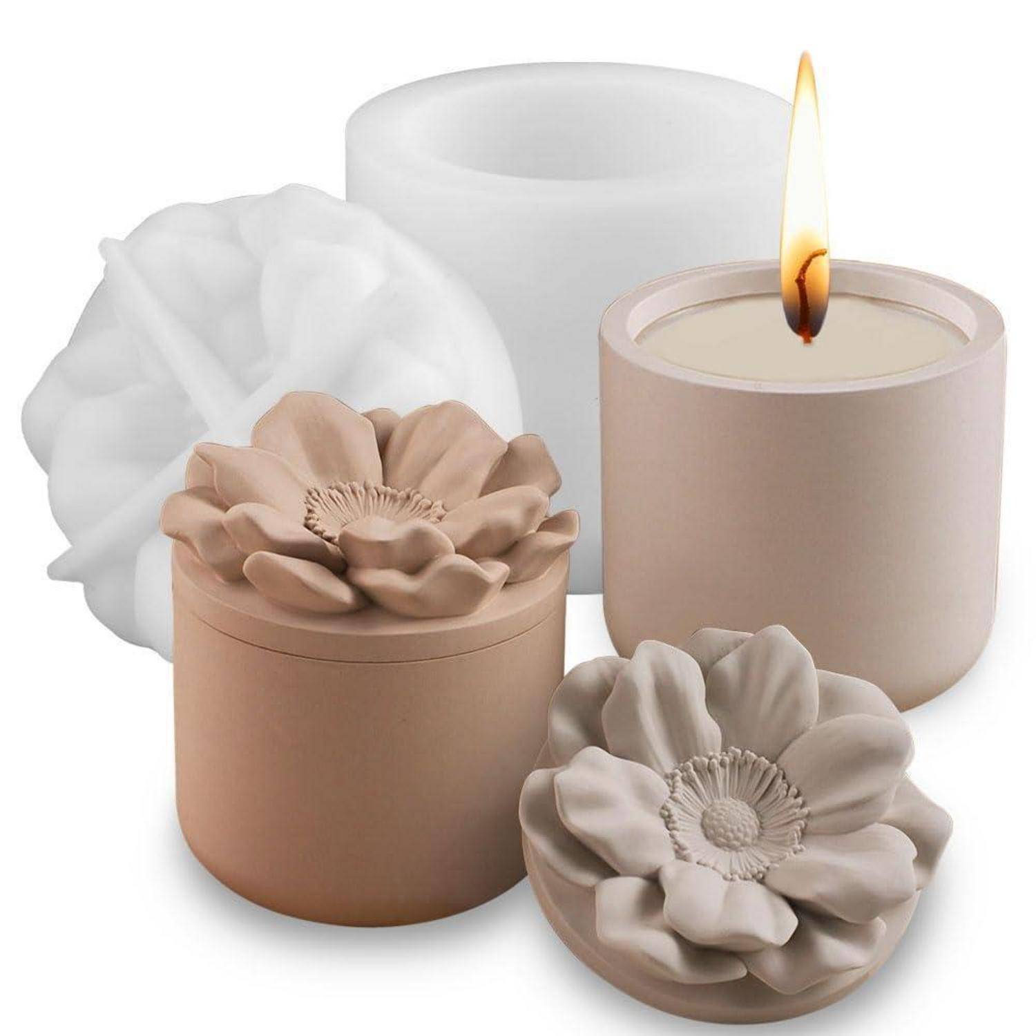 Verschiedene dekorative duftende Kerzen und passende blütenförmige Deckel in neutralem Beige und Weiß, eine Kerze brennt.