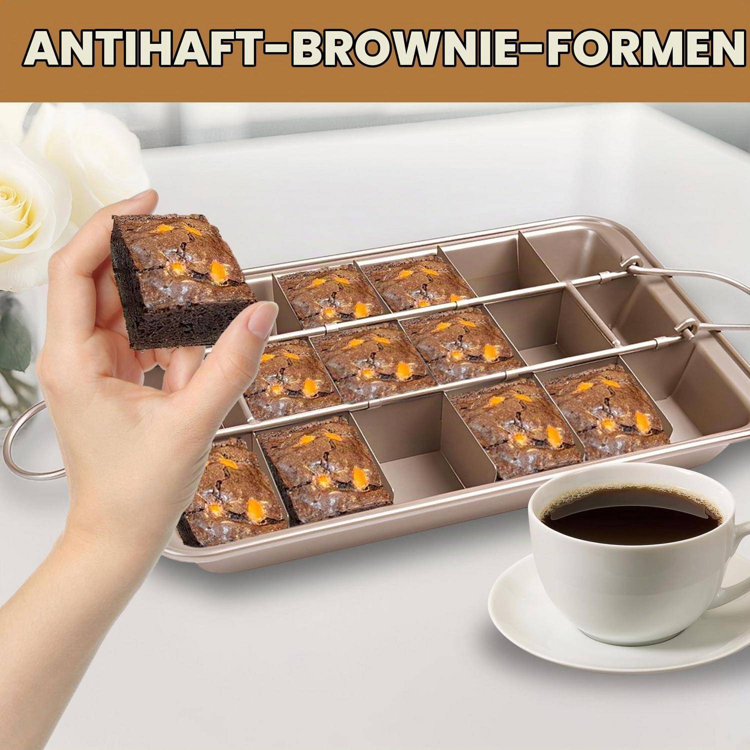 Antihaft-Brownie-Backform mit Trennwänden und Griffmulden, zeigt, wie Brownie-Quadrate entnommen werden, mit einer Kaffeetasse in der Nähe.