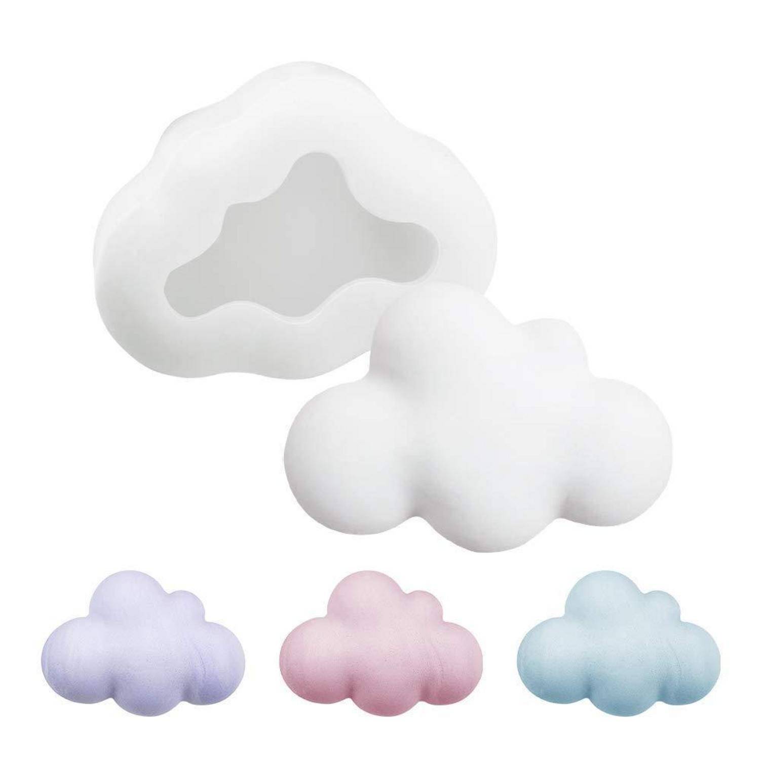 Satz aus flauschigen wolkenförmigen Wandleuchten oder Dekoration in Weiß, Lavendel, Rosa und Blau auf schlicht Hintergrund.