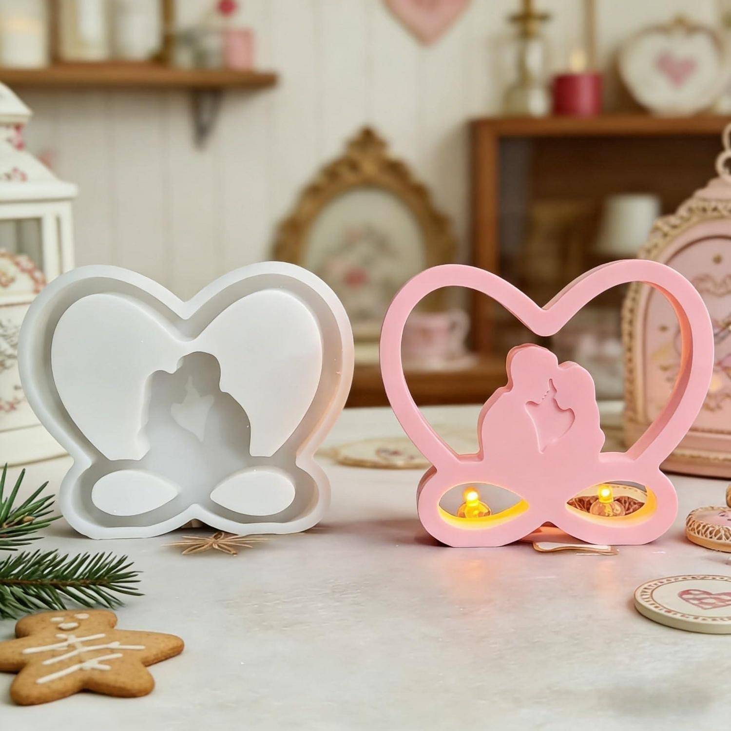 Zwei herzförmige dekorative Lichtdisplays, eines weiß und eines rosa, auf einem Tisch mit einem sanften, weihnachtlichen Hintergrund.