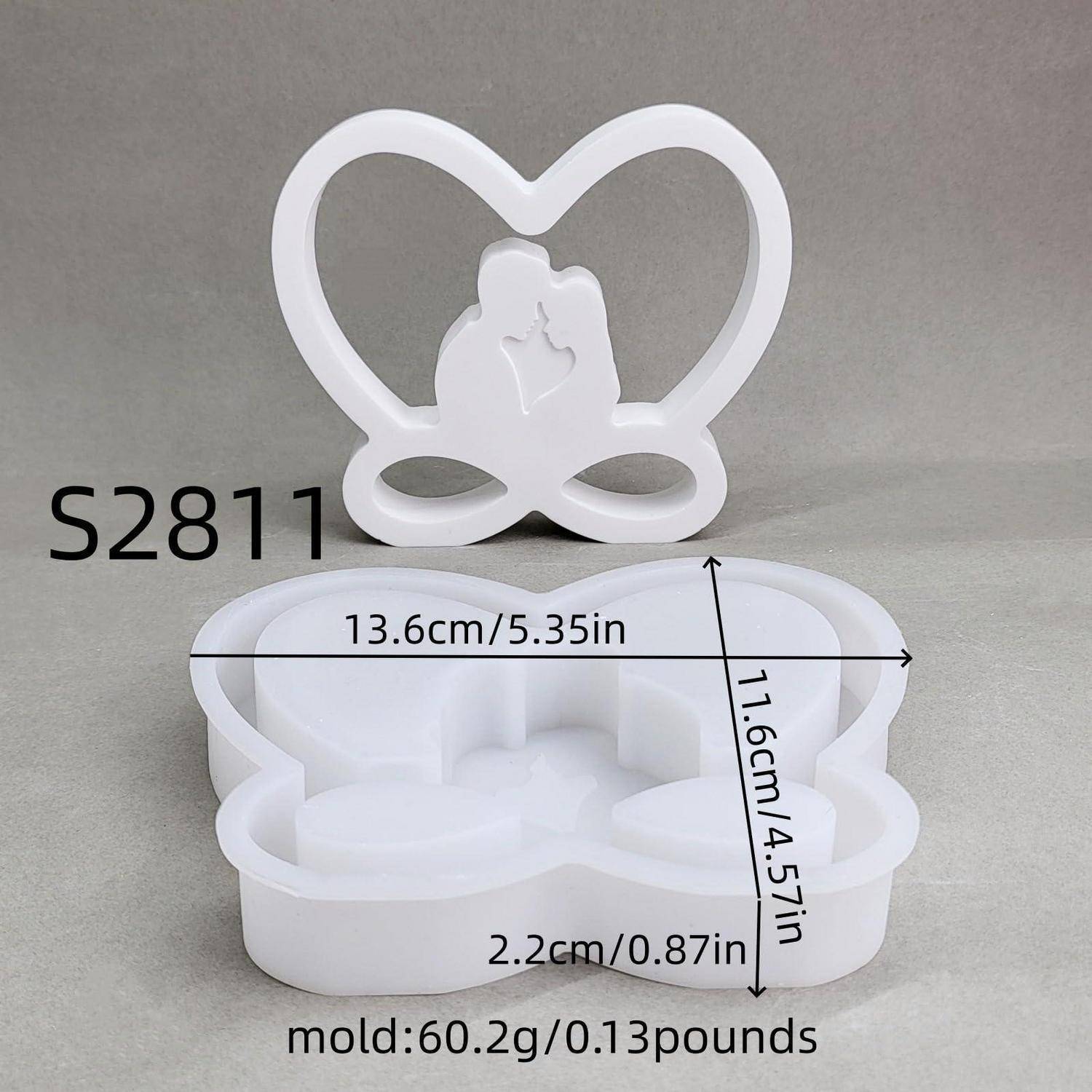 Weißes Silikon-Formset mit Herz-Umriss-Hasendesign; Bildbezeichnungen zeigen Abmessungen von 13,6 cm Breite, 11,6 cm Höhe, 2,2 cm Tiefe, Modell S2811.