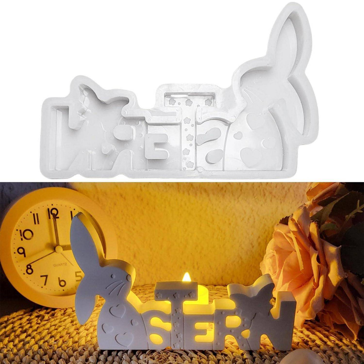 Weiße kaninchenförmige dekorative Leuchte/Schild mit ausgeschnittenen Buchstaben, oben unerbeleuchtet in einer Form gezeigt und unten in einem Zimmer mit Uhr und Blumengesteck warmgelb leuchtend.