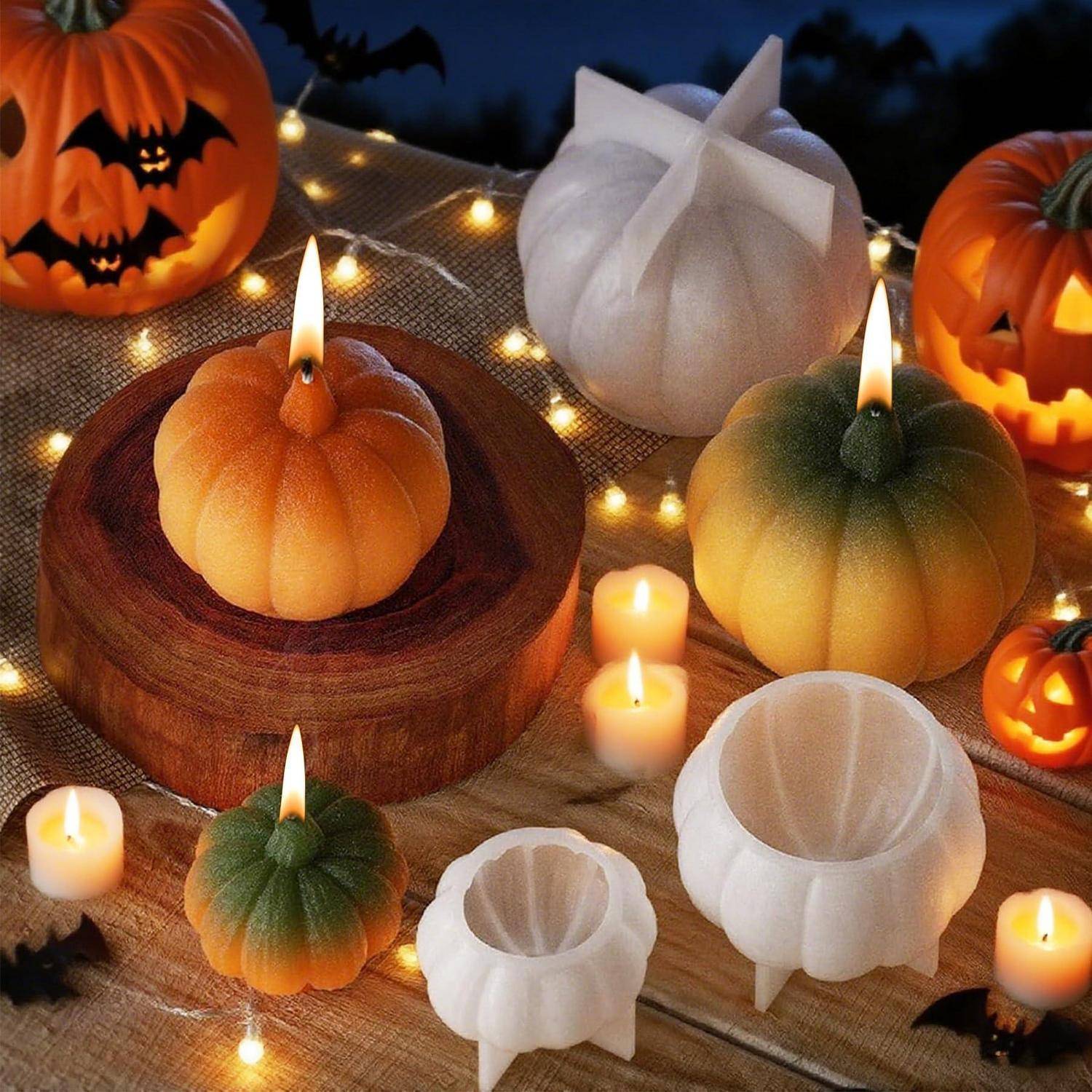 Halloween-Ausstellung mit leuchtenden kürbisförmigen Kerzen und geschnitzten Jack-o'-Lanterns auf einem Holztisch mit Lichterketten.