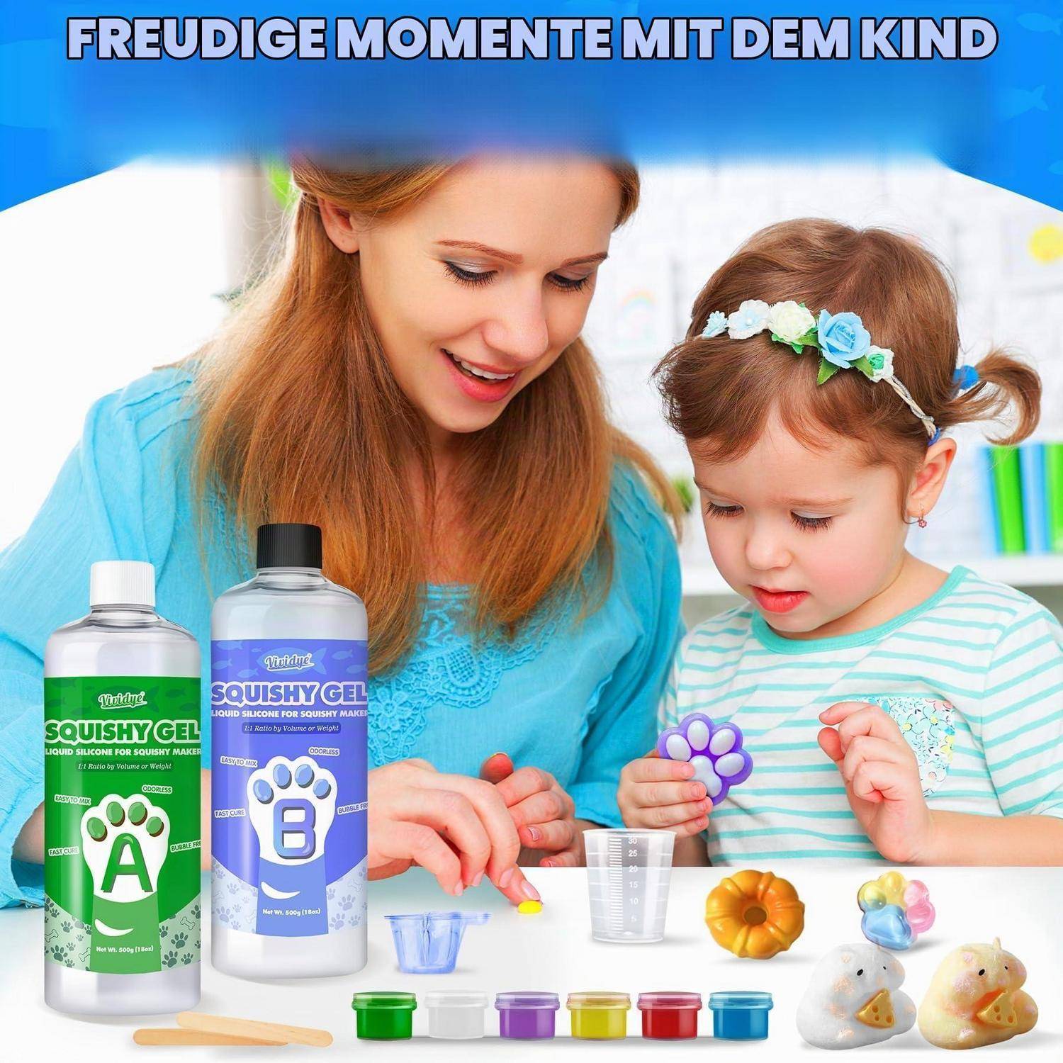 Frau und junges Mädchen stellen gemeinsam Schleim an einem Tisch her, mit bunten „Squishy Gel"-Flaschen und Spielzeugformen; deutscher Text lautet „FREUDIGE MOMENTE MIT DEM KIND"".