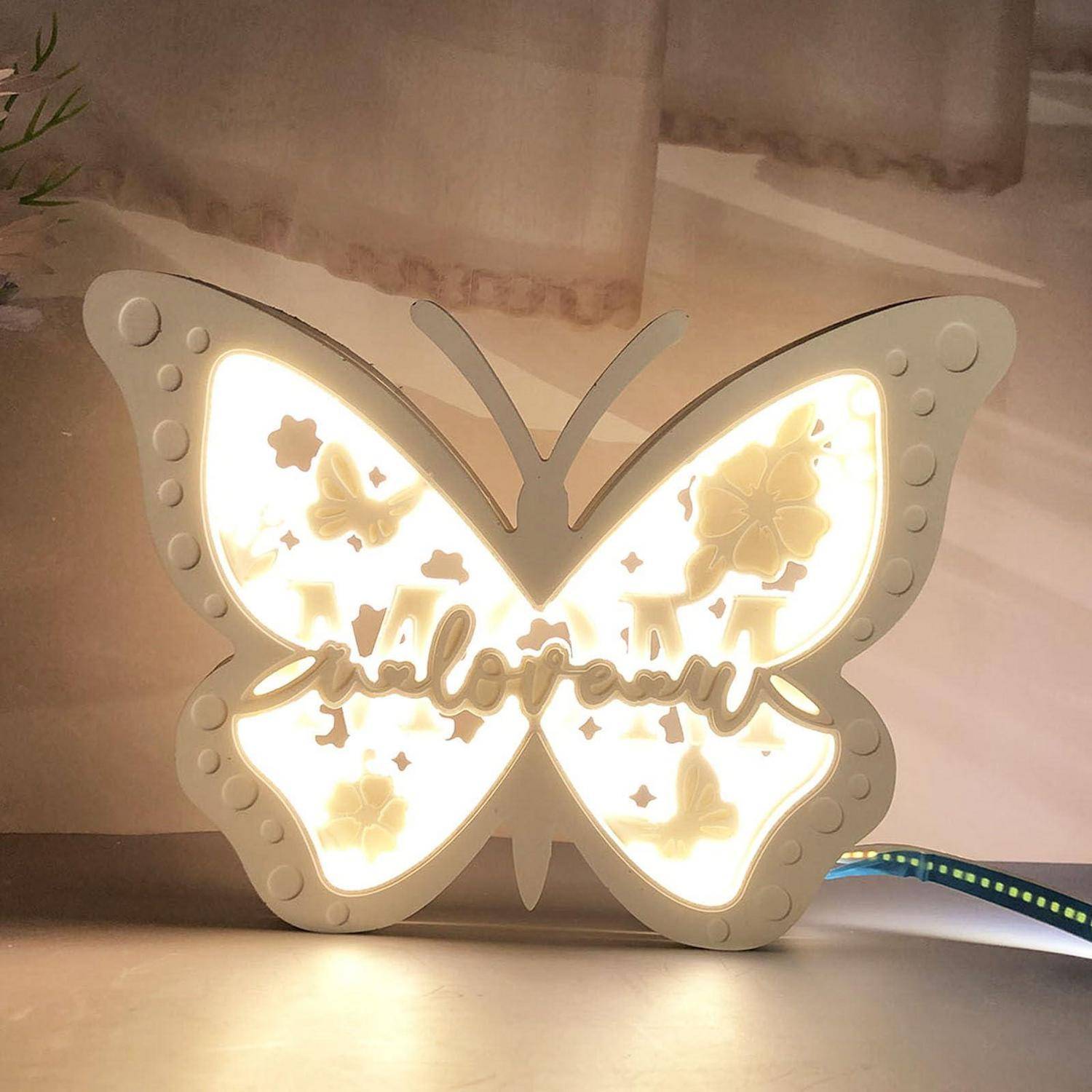 Beleuchtetes schmetterlingsförmiges Nachtlicht mit dem Wort „Schmetterling