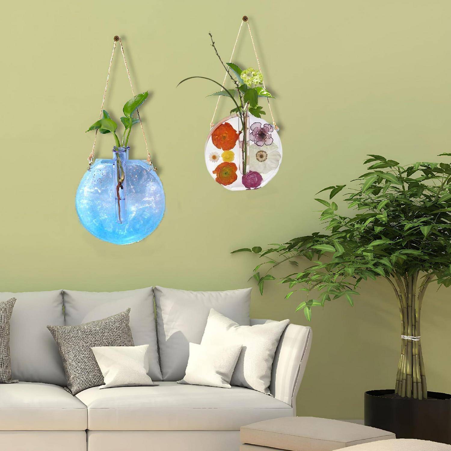 Wohnzimmer mit weißem Sofa und Topfpflanze unter zwei hängenden kreisförmigen dekorativen Wandpflanzgefäßen mit kleinen Pflanzen.