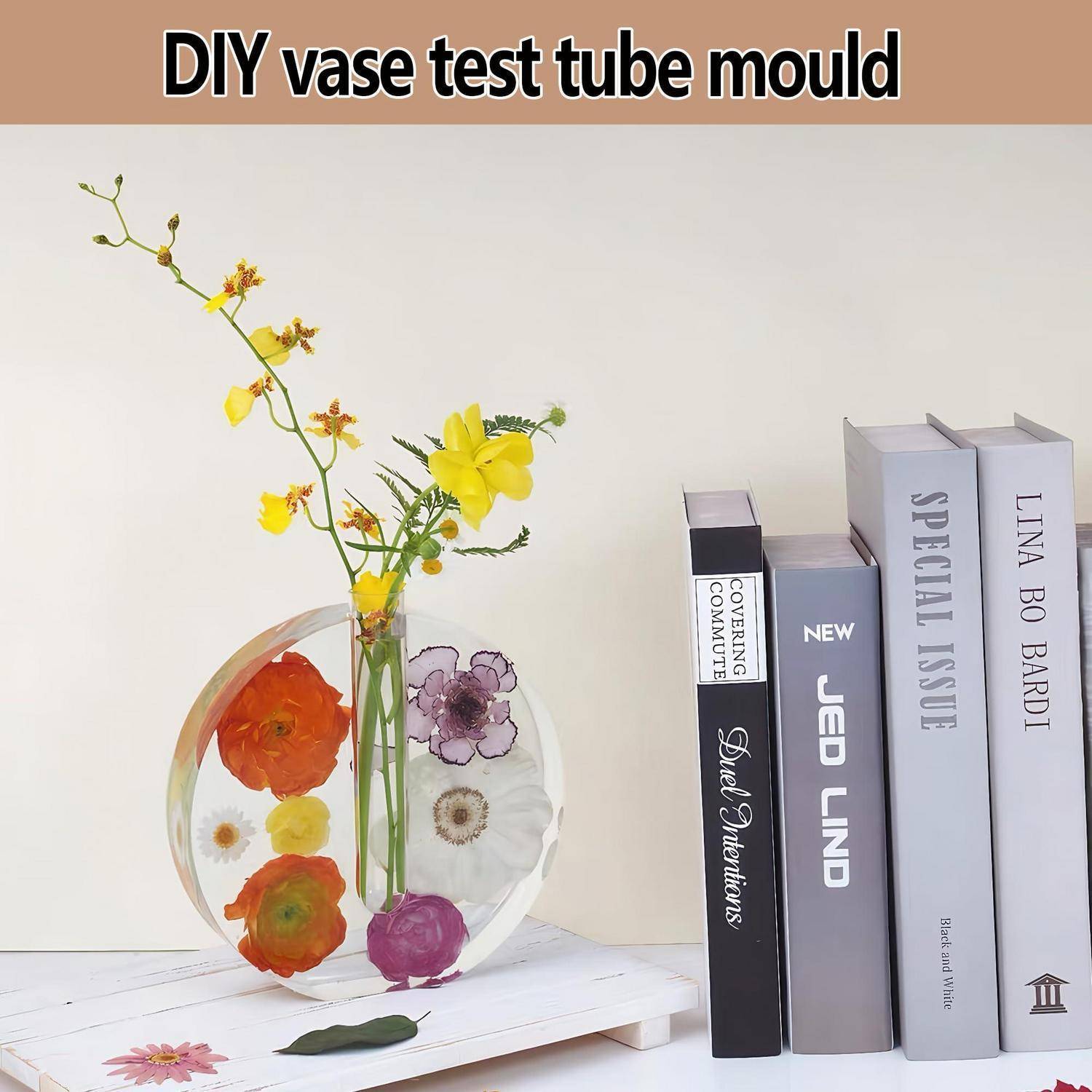 DIY Vase Reagenzglas-Form: eine klare zylindrische Vase mit gelben und violetten Blumen, gezeigt neben aufrecht stehenden Büchern auf einem weißen Regal.